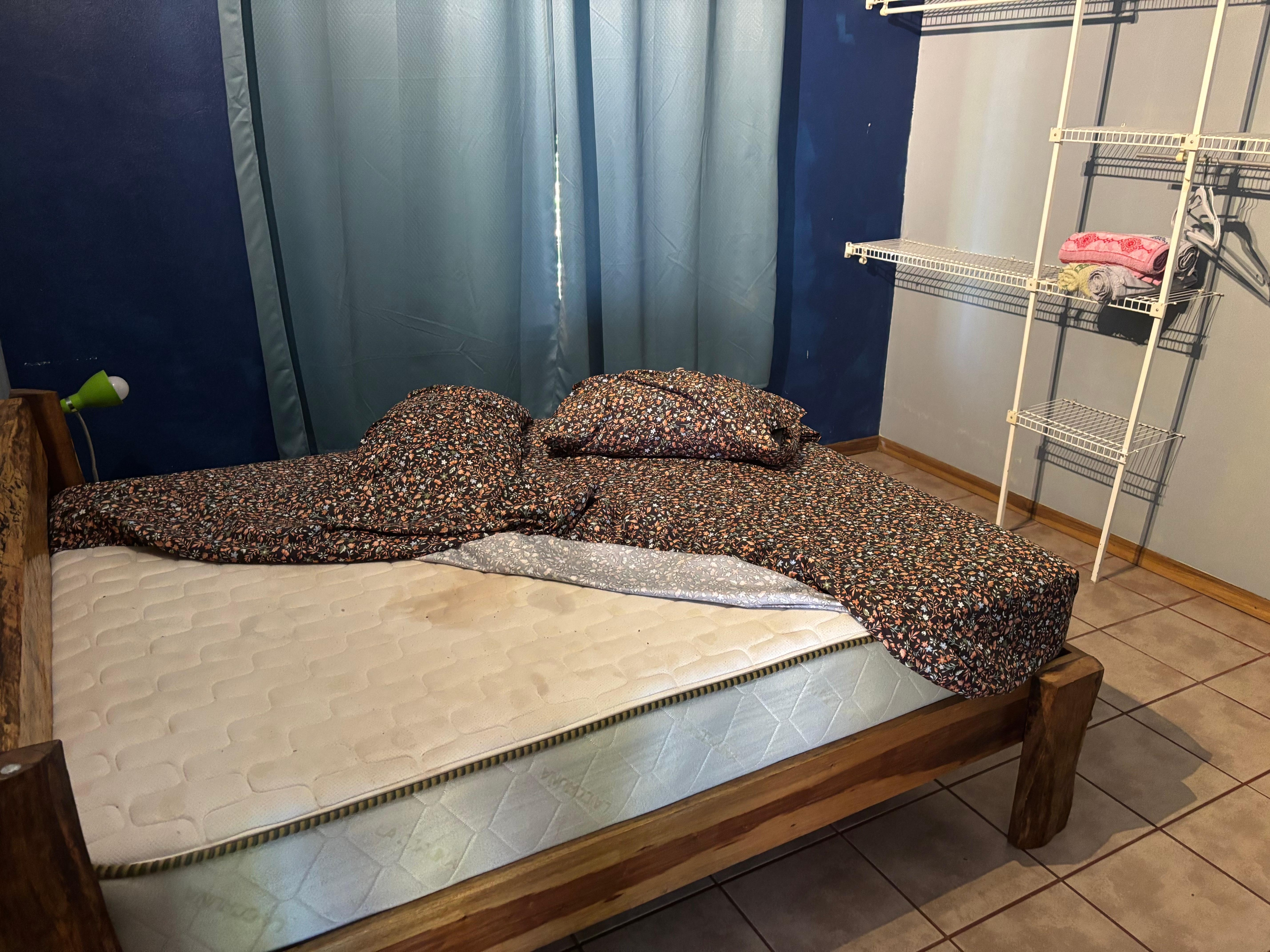 Elternschlafzimmer der zweiten Ersatzunterkunft mit dreckiger Matratze