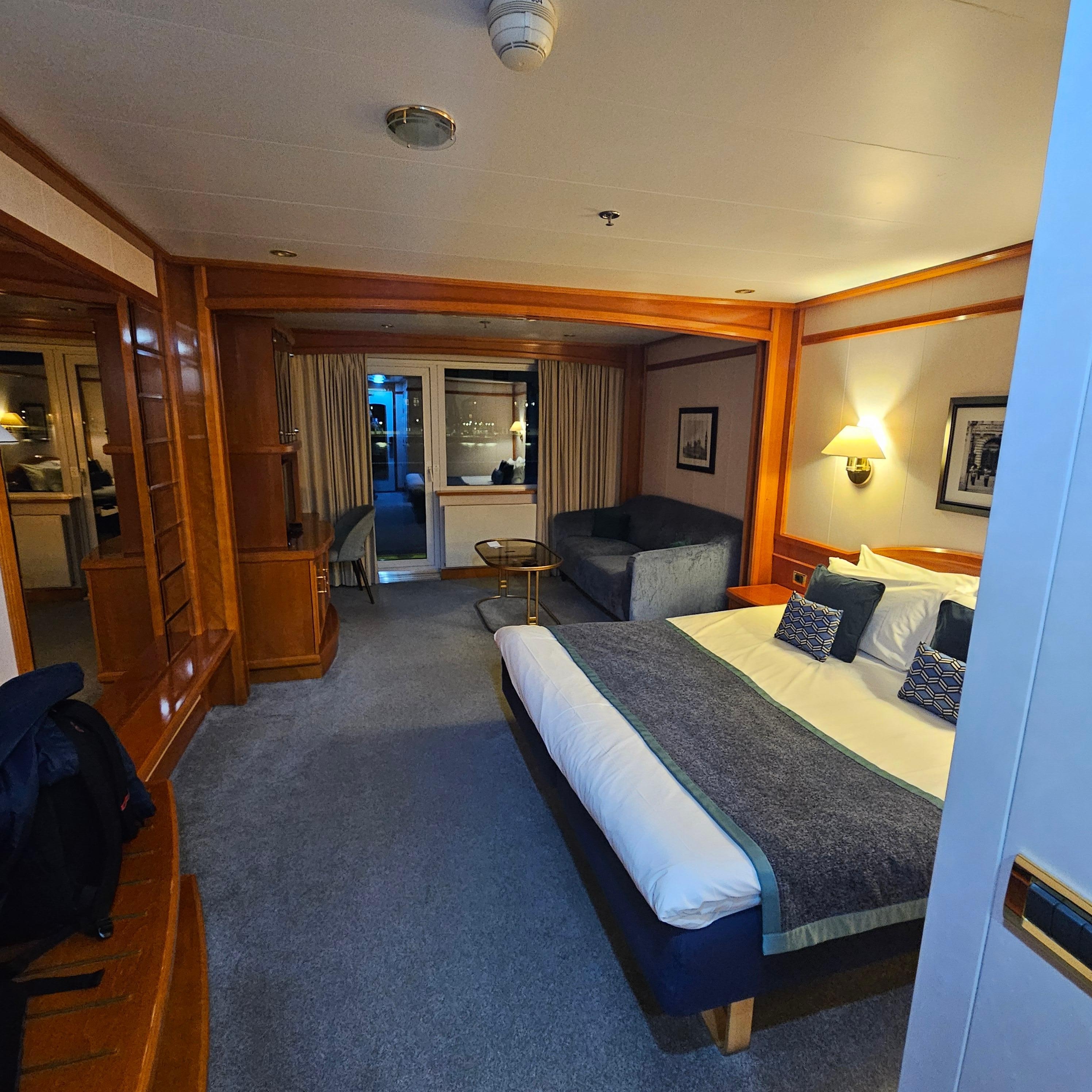 Fantastic large room with balcony looking over the water.