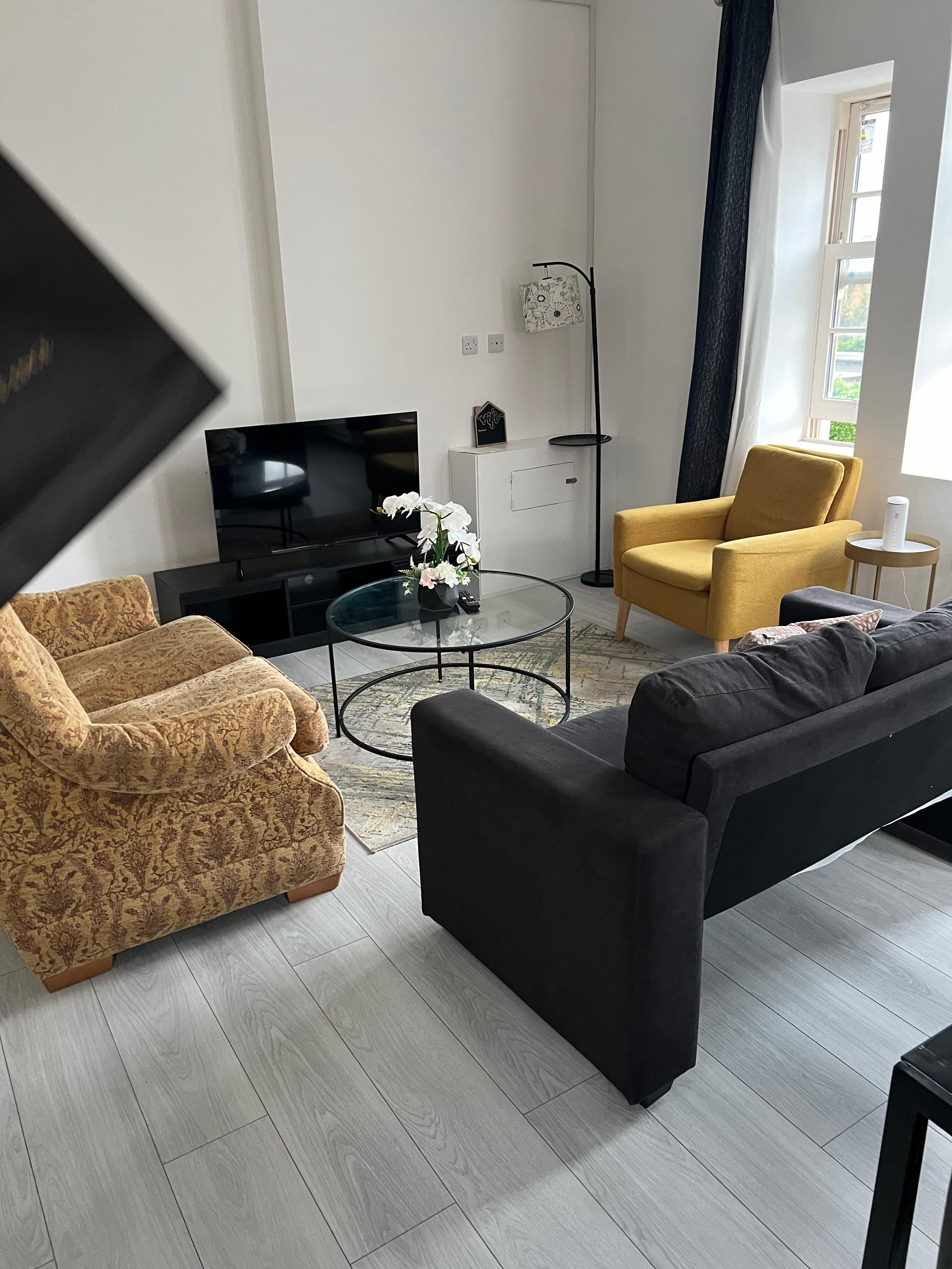 room with mismatched sofa and awful smell not as advertised