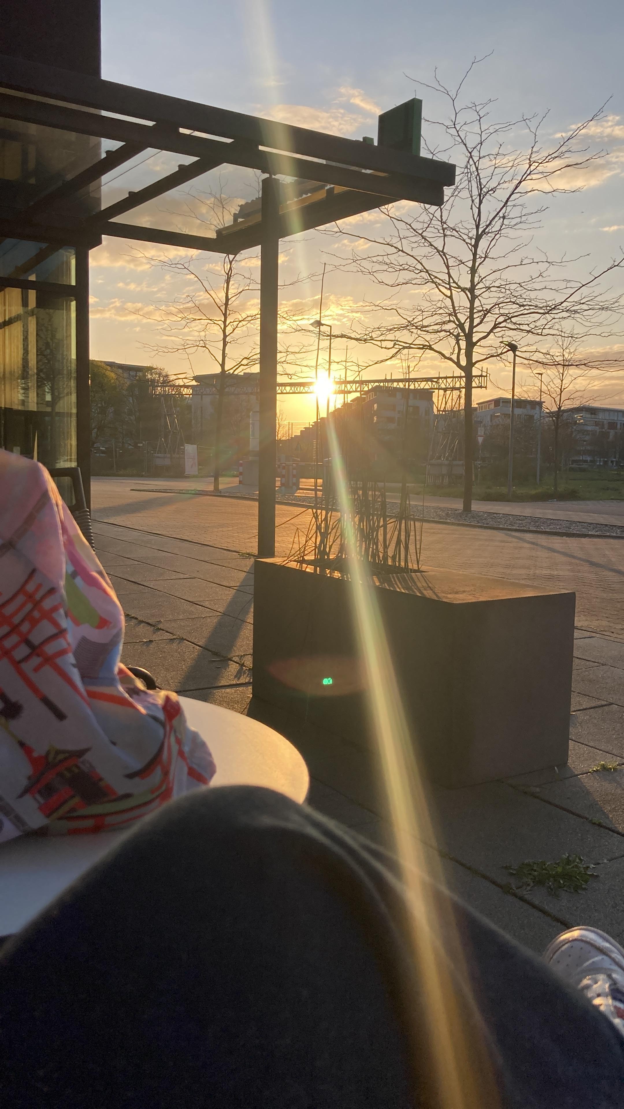 Vor dem Hotel befinden sich gemütliche Sitzgelegenheiten. 