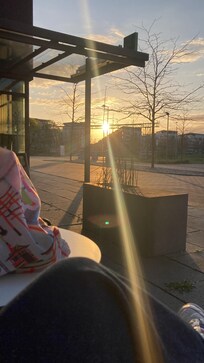 Vor dem Hotel befinden sich gemütliche Sitzgelegenheiten.