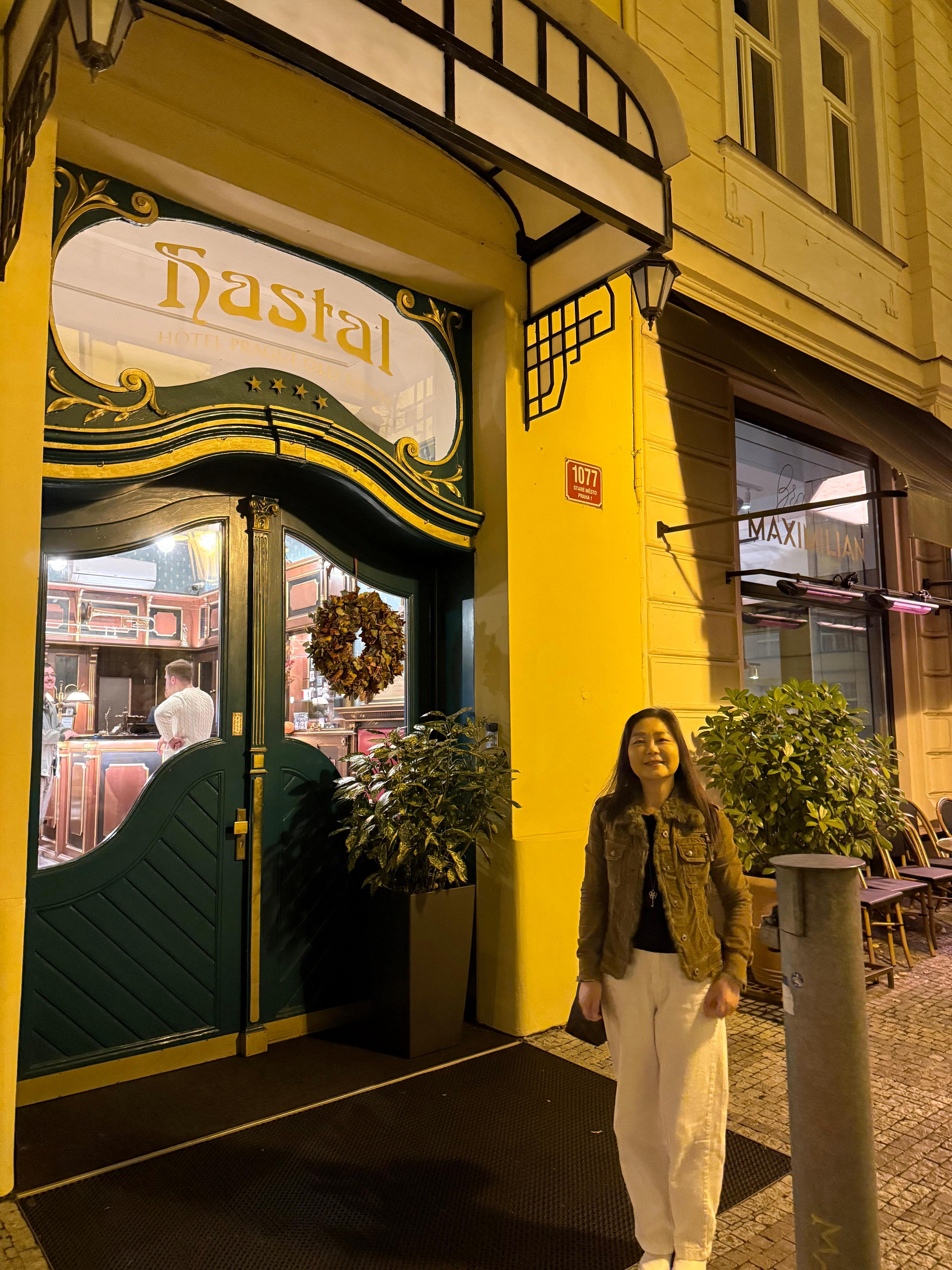 In front of the hotel upon arrival at night 