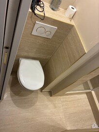 ベッドから便器が見える、ロールホルダーが無い