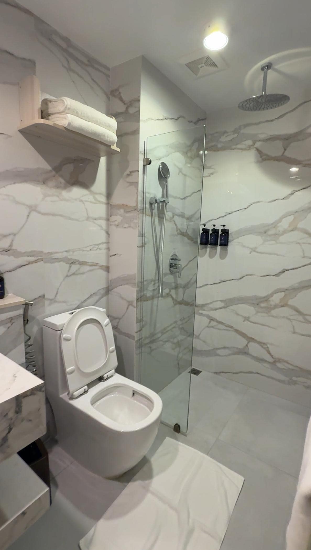 Bathroom very clean and new 