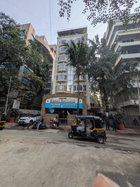 ホテルの前の道路は下水管設置の工事中だった