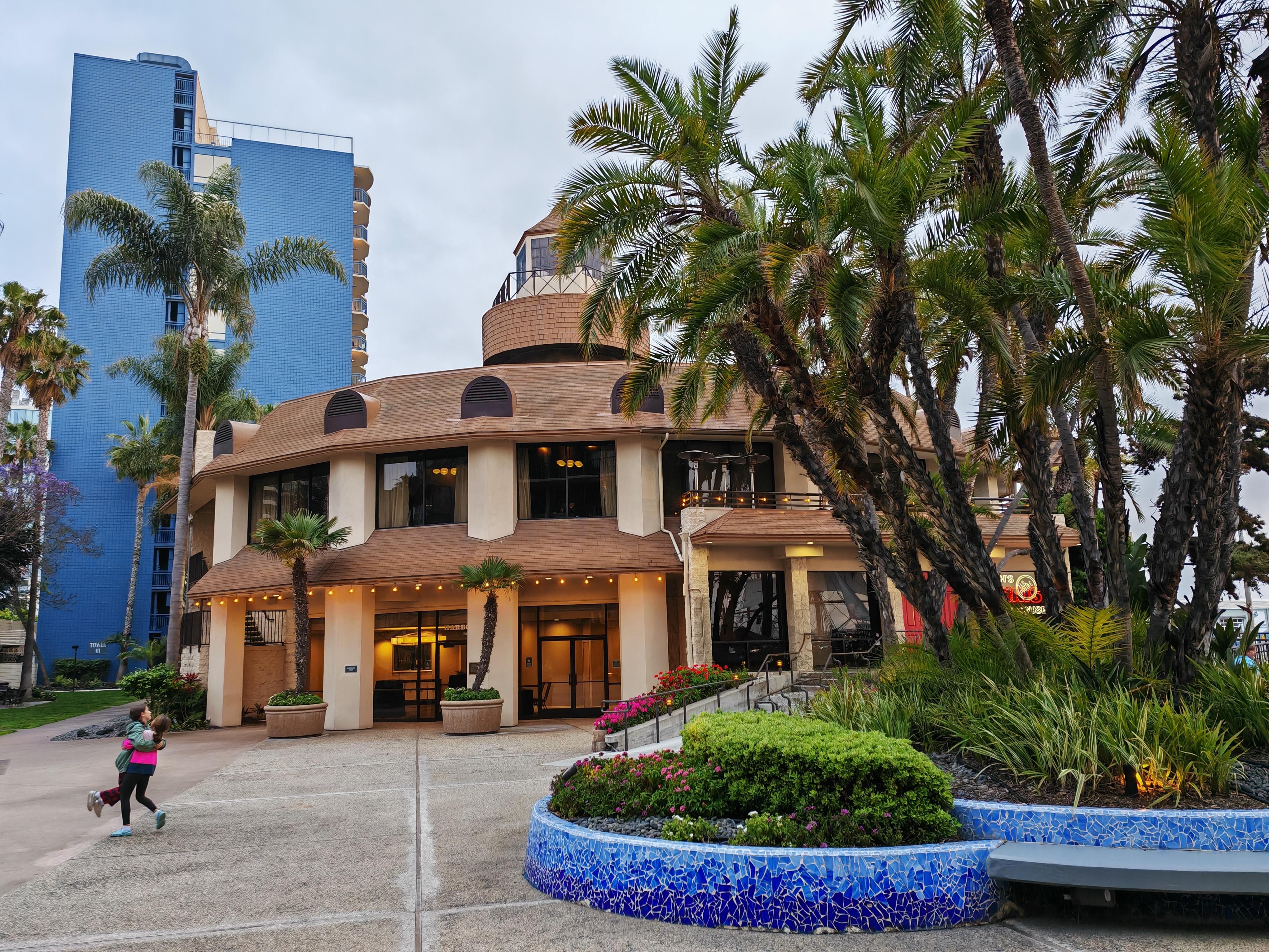 Lobby III and restaurant 