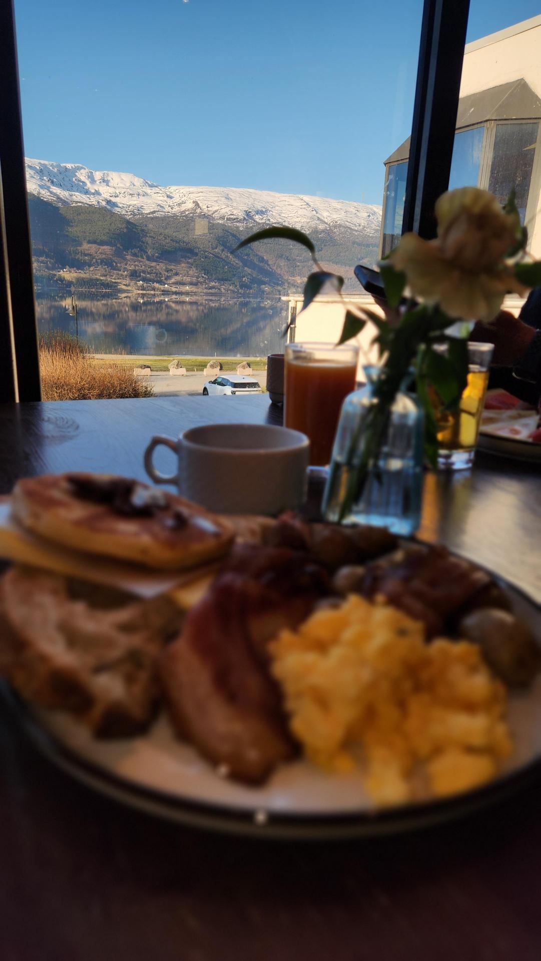 Breakfast by the lake