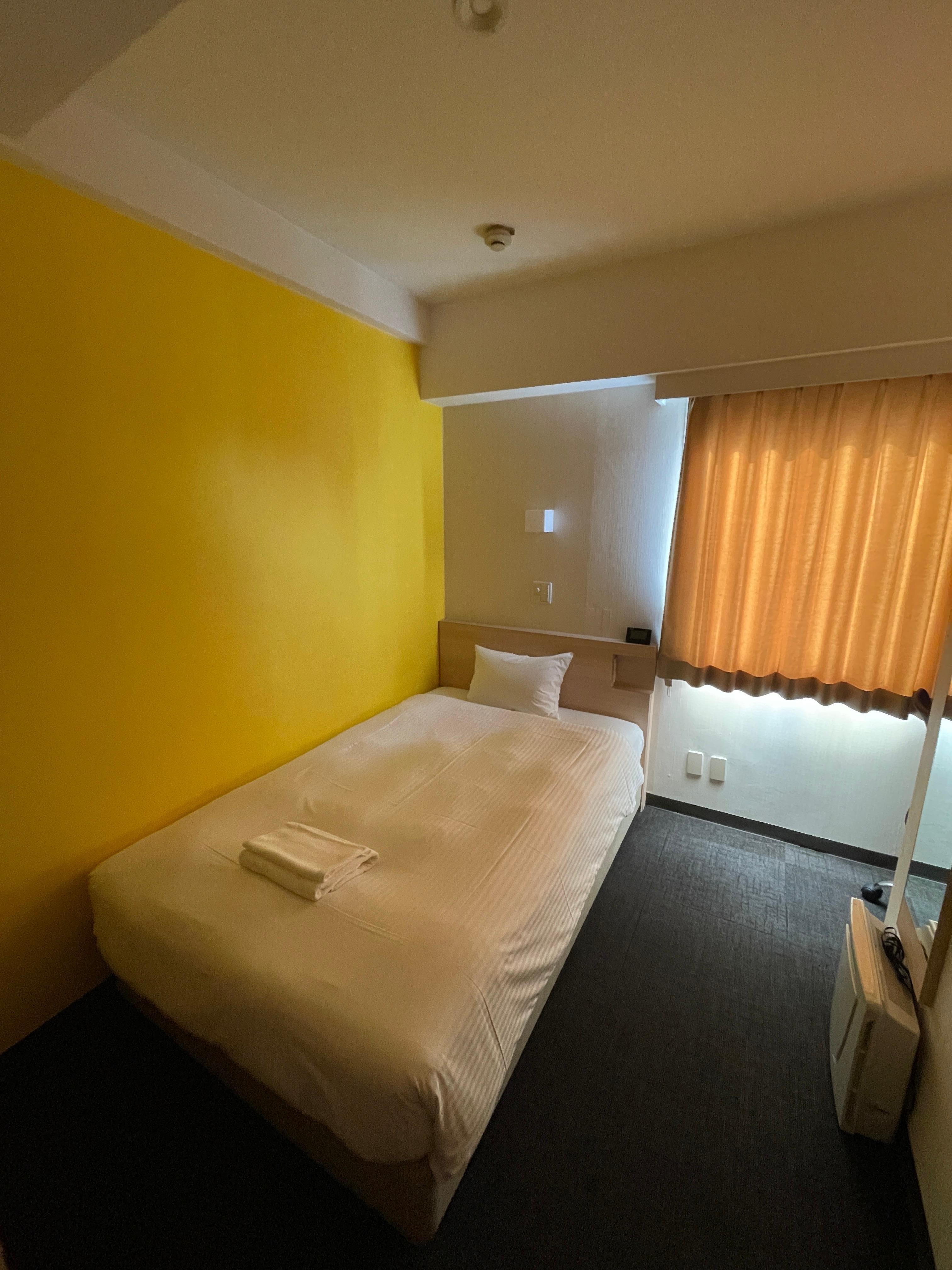 部屋は狭いがコンセントがあちこちにあり、細かい配慮がされていると感じました。