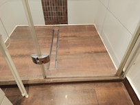 Ansicht der verschmutzten Dusche.