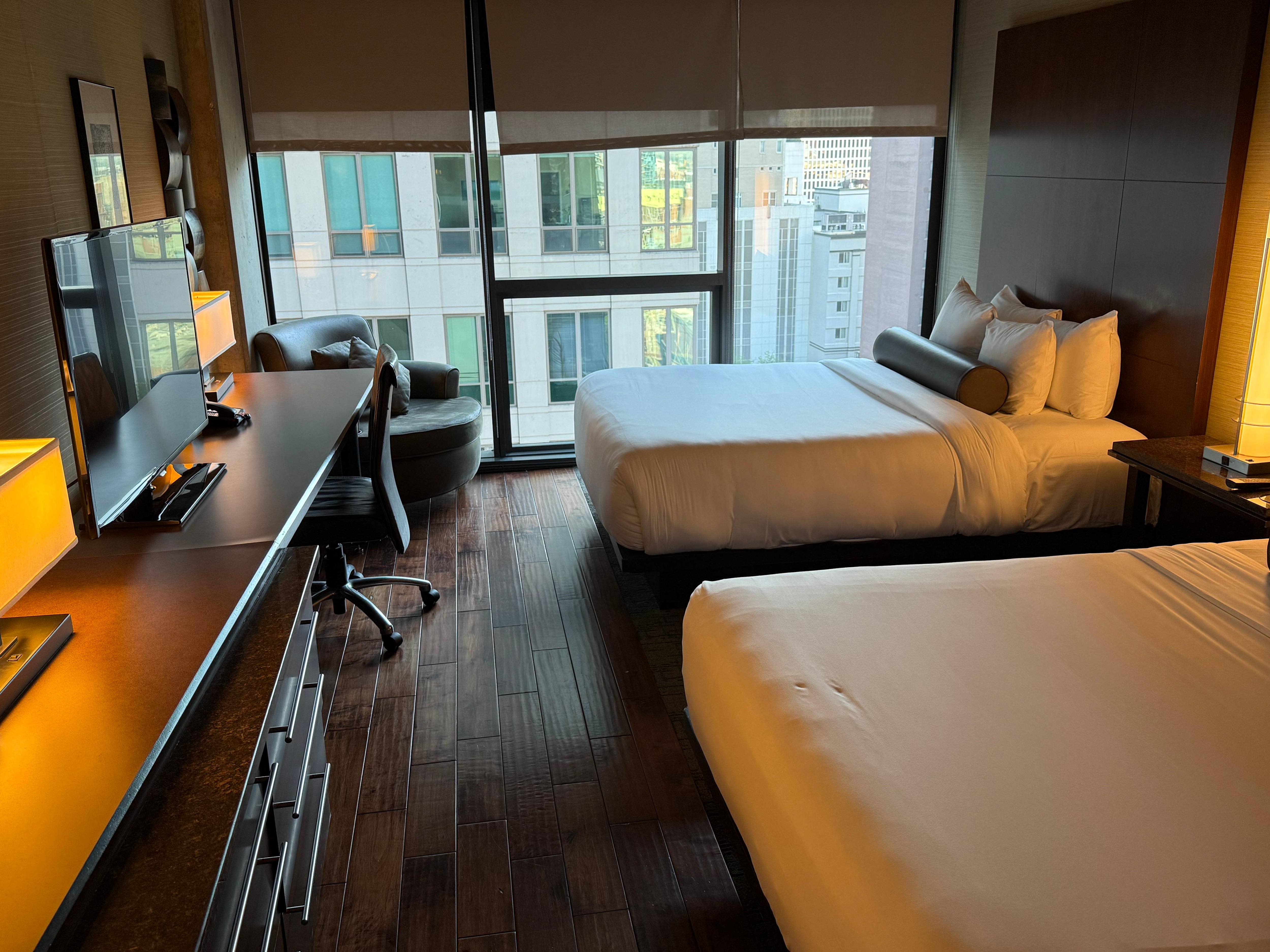 2 queen beds room