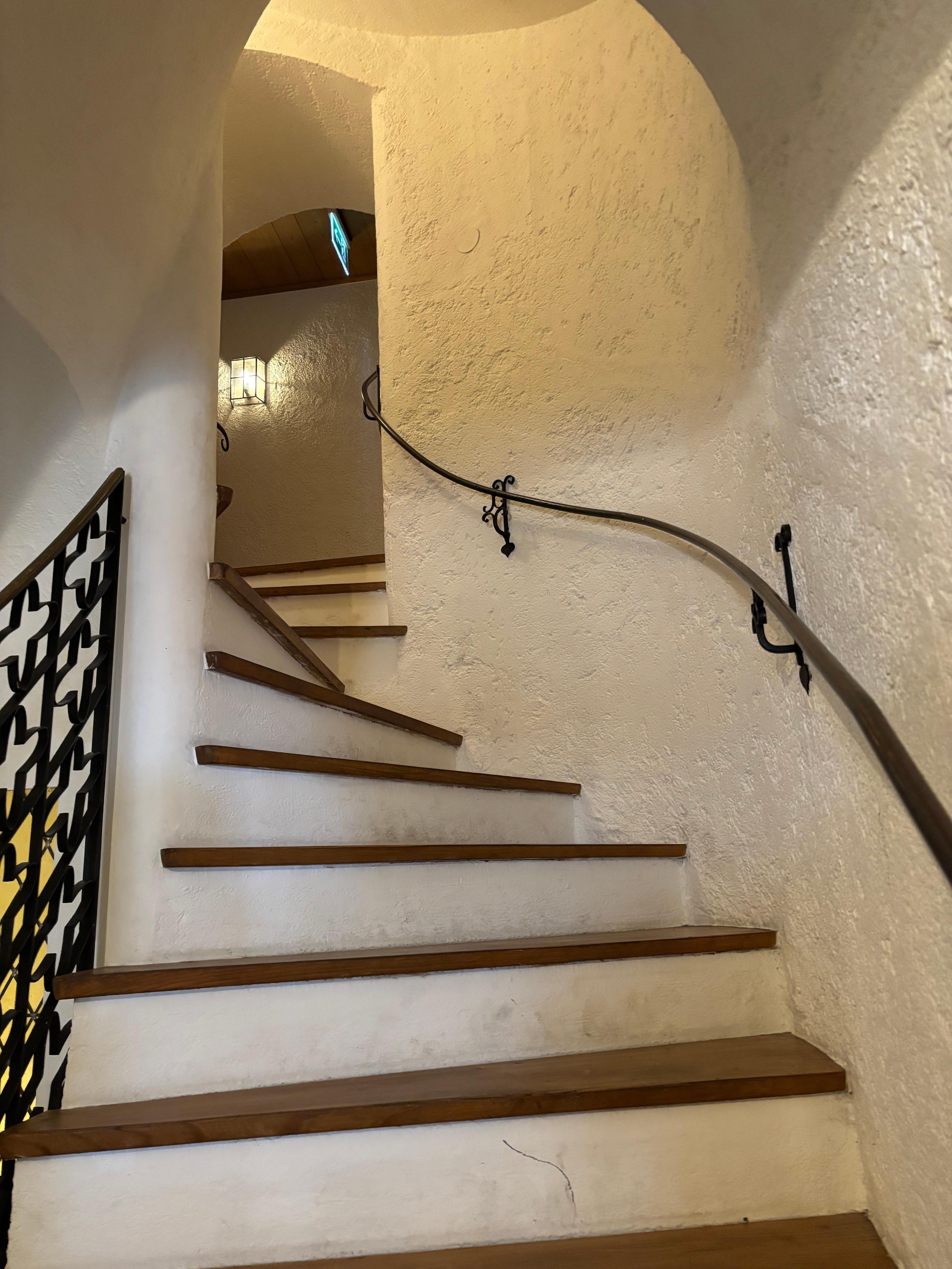 Escaleras hacia el tercer piso