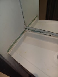Lavabo arraché de son emplacement et non nettoyé
