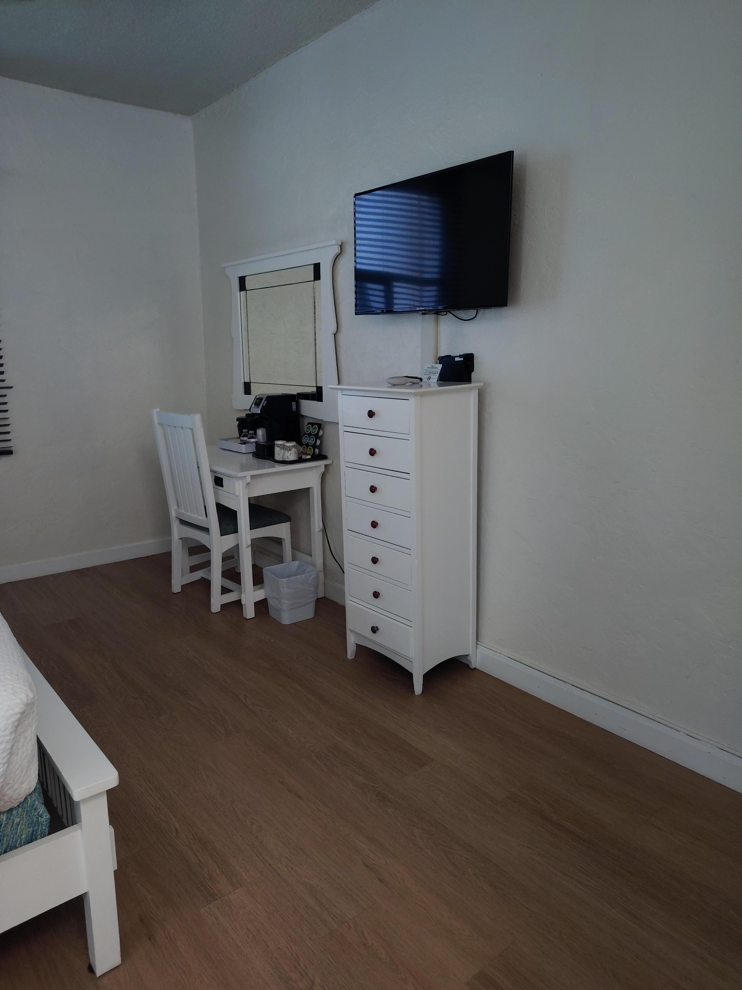 コーヒーメーカーがあったがカビが生えており、前泊者が使ったままの水が入ったままで、お湯を作ってみると黒色のお湯が出てきた。テレビ周辺は広いがテレビ前の引き出しに食器類や冷蔵庫、電子レンジ等を置いてほしい。