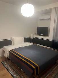 客室、シンプルですが快適なベッド