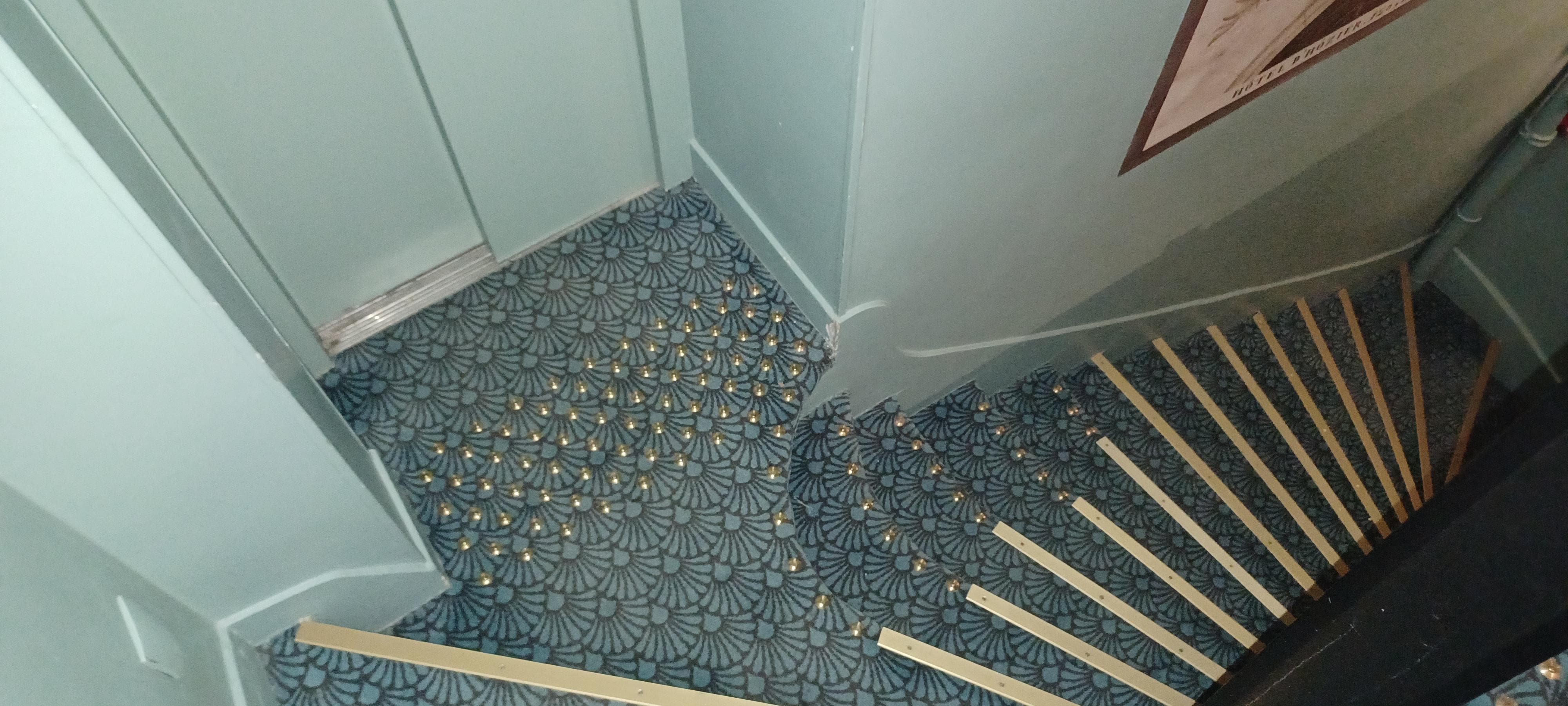 Treppe vorm Fahrstuhl