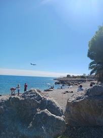 plage pres de l'hotel avec avion