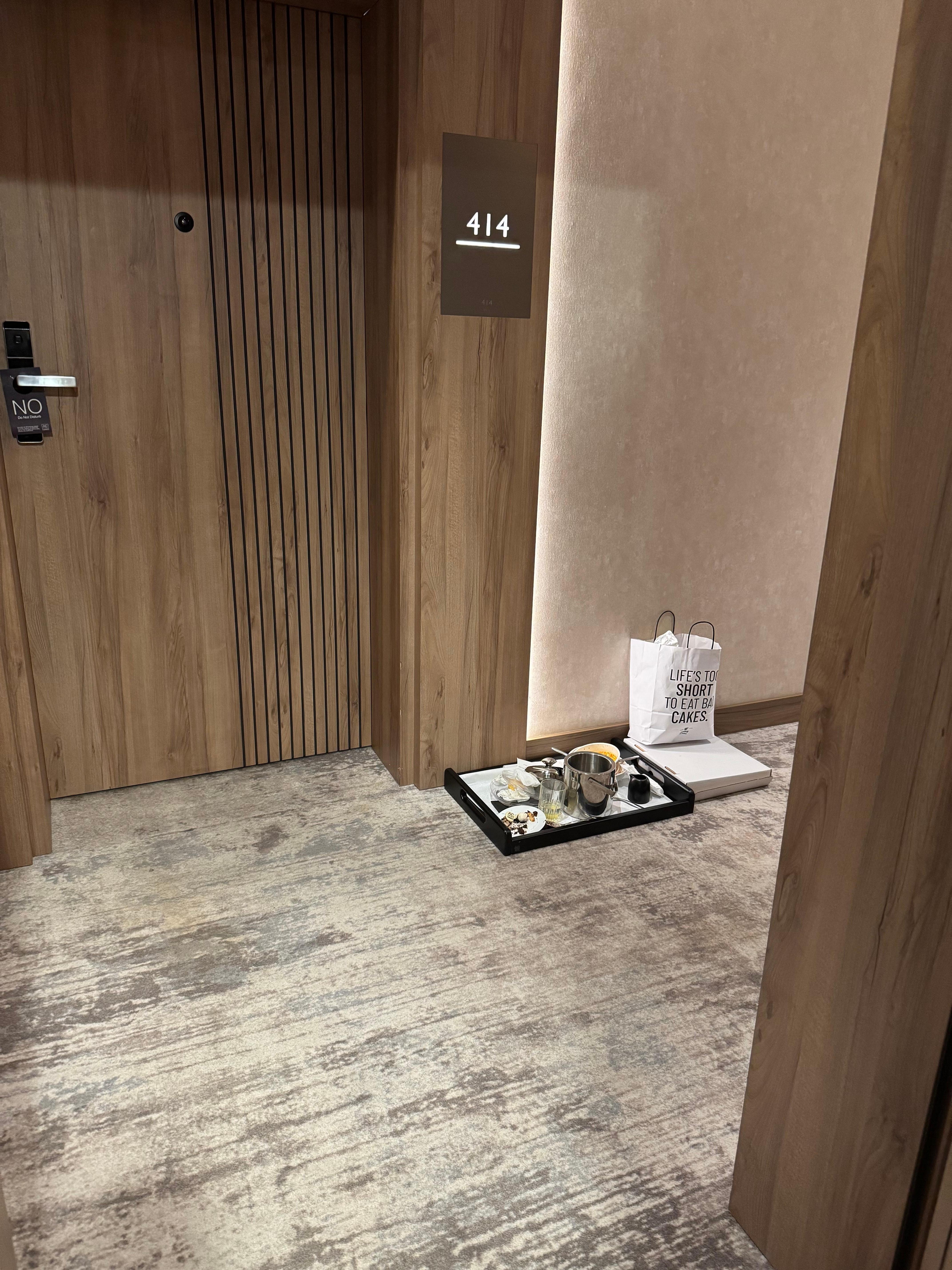 À chaque fois il y’avait des plateaux qui traînaient dans les couloirs comme ça.. et l’odeur était dégoûtante 