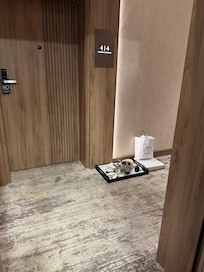 À chaque fois il y’avait des plateaux qui traînaient dans les couloirs comme ça.. et l’odeur était dégoûtante
