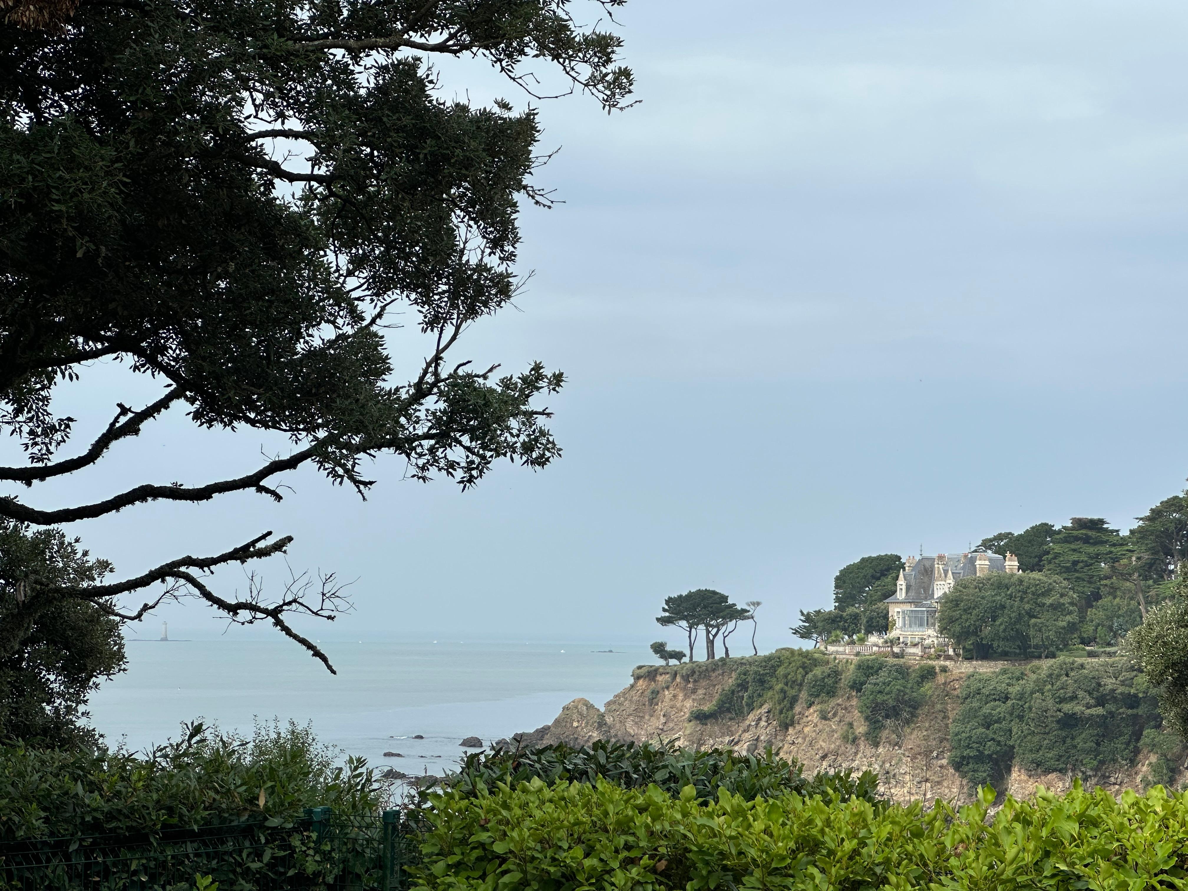 Blick vom Garten auf das Meer