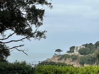 Blick vom Garten auf das Meer