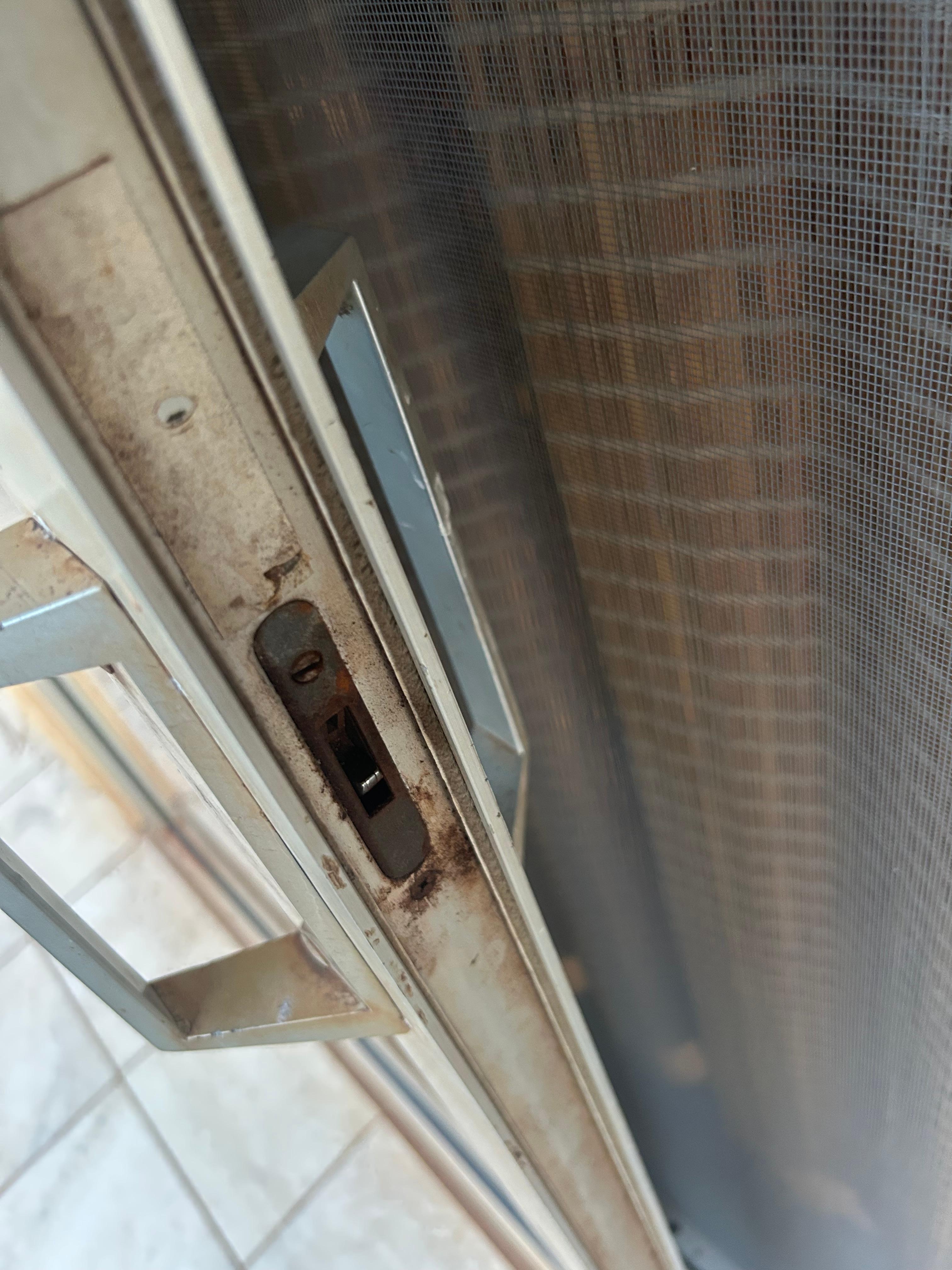 Side sliding door does not lock