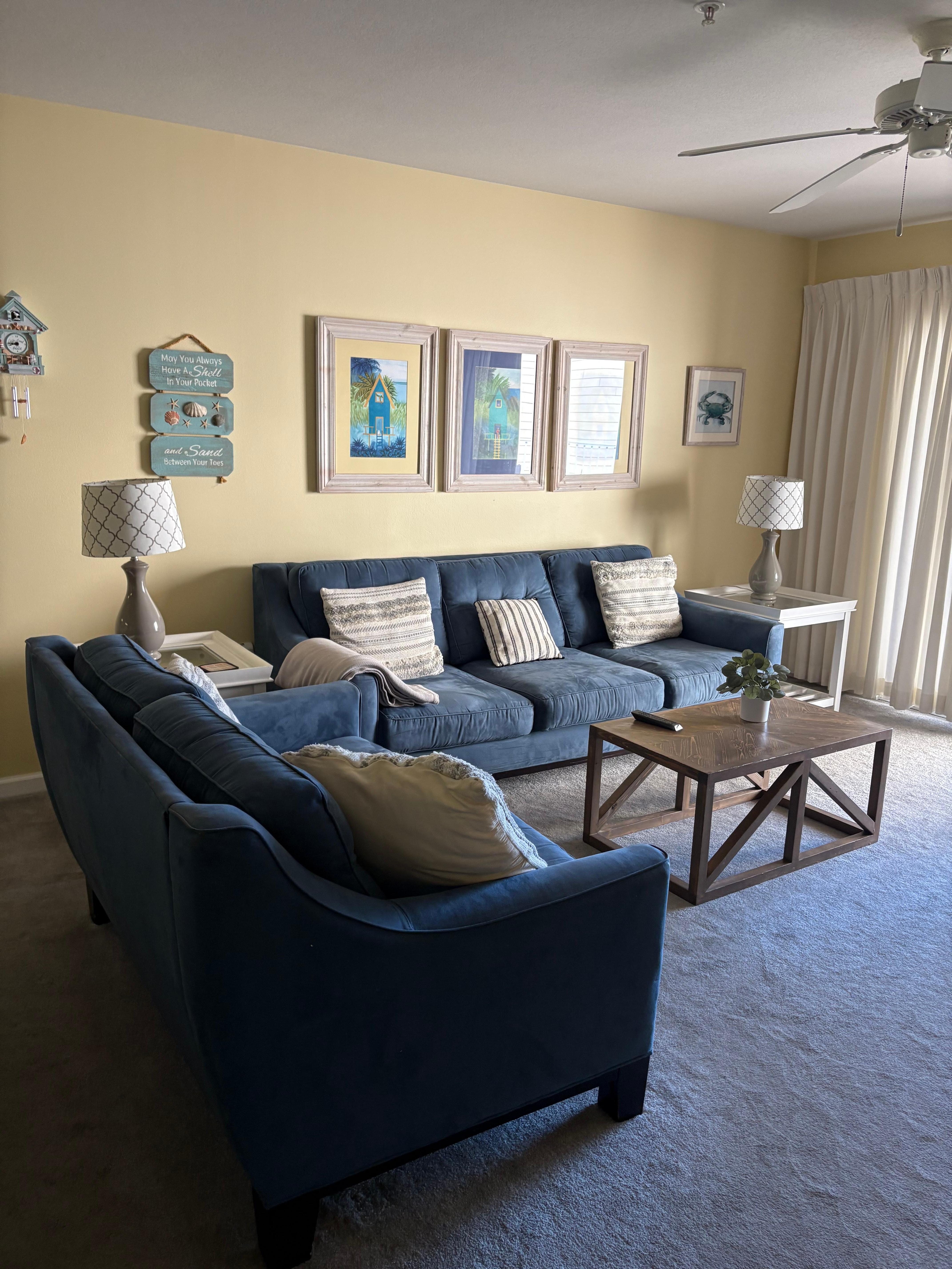 Spacious living room 