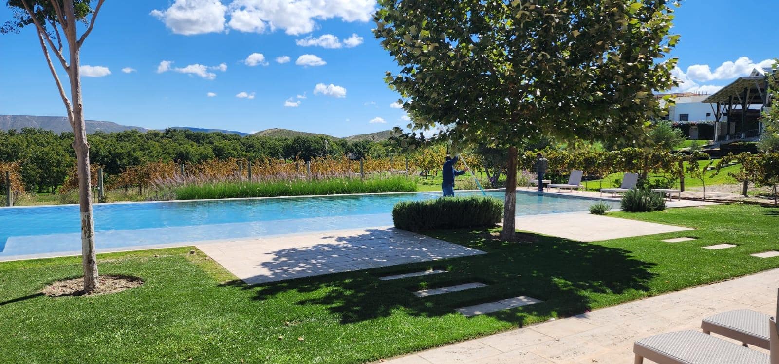 La alberca está a la temperatura perfecta.