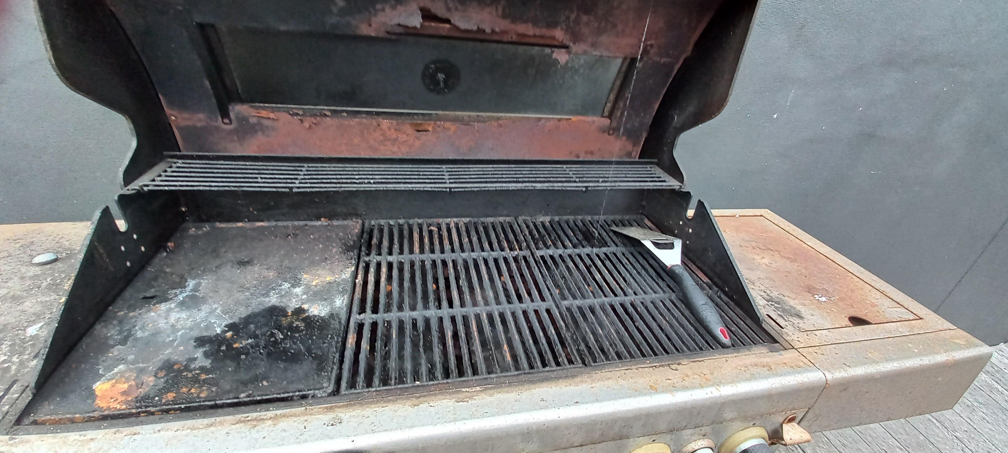 Dirty, rusty BBQ