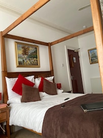 Super comfy four poster
