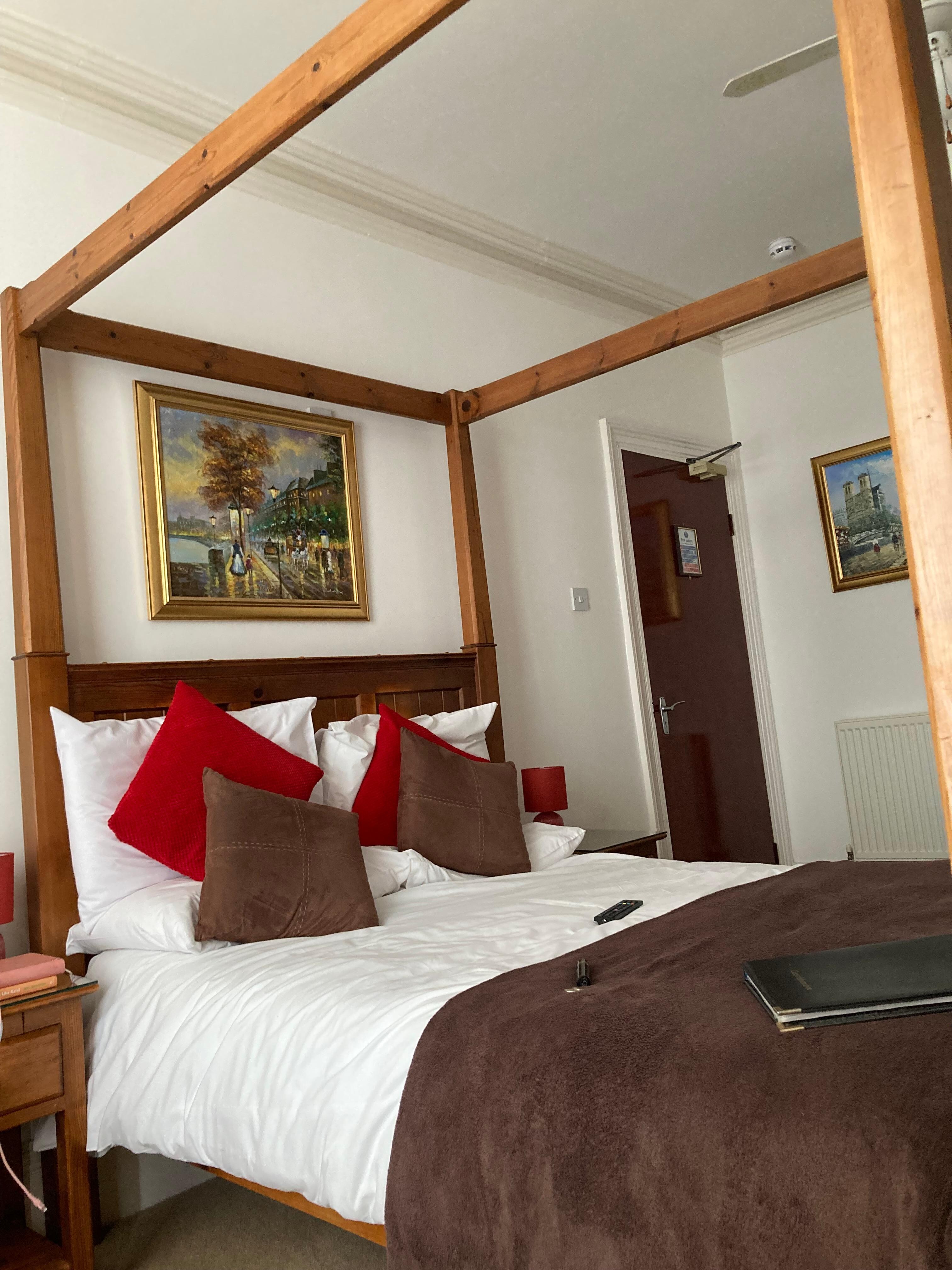 Super comfy four poster 