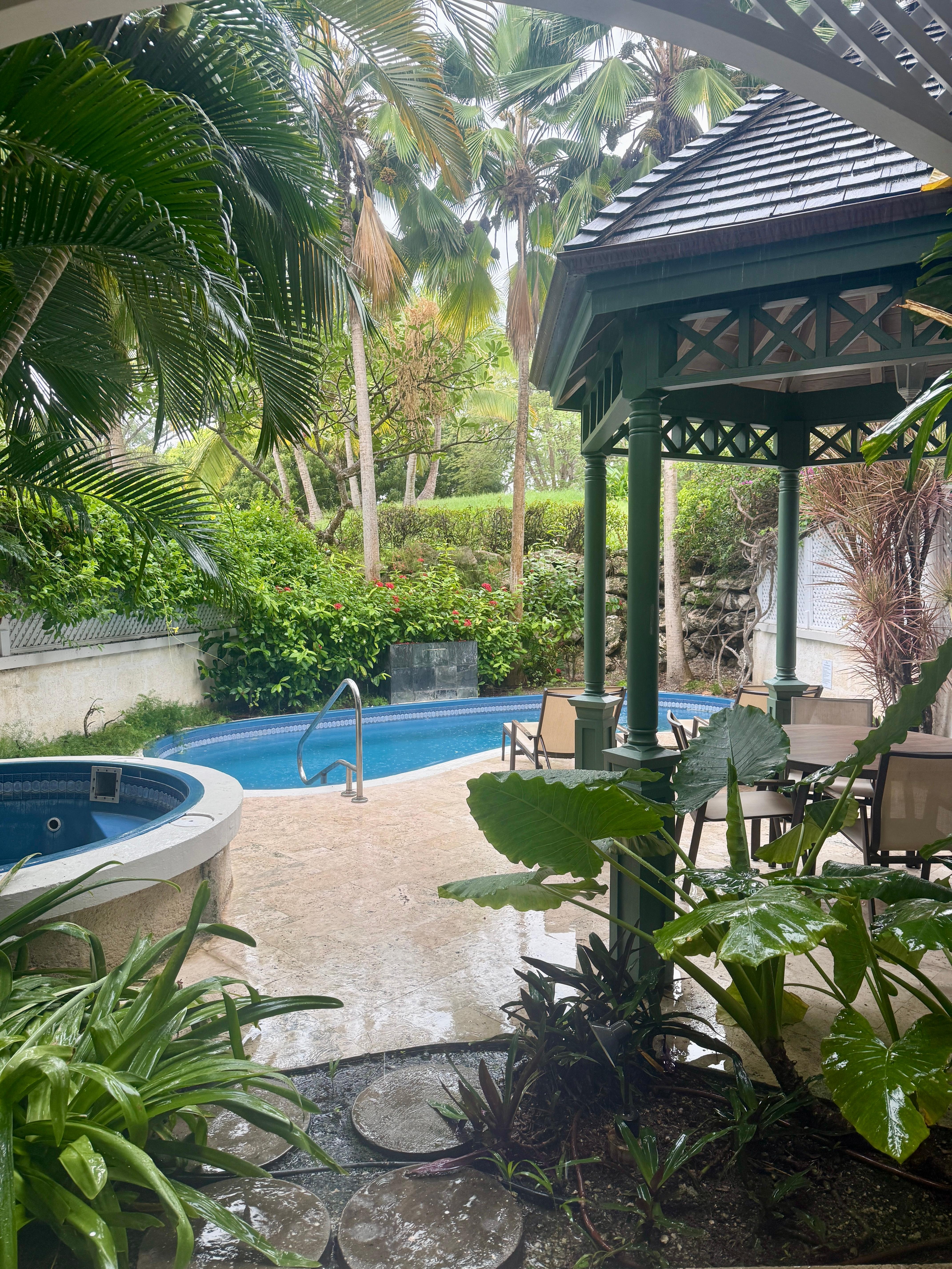 Min private terrasse med basseng (og boblebad som ikke virka)