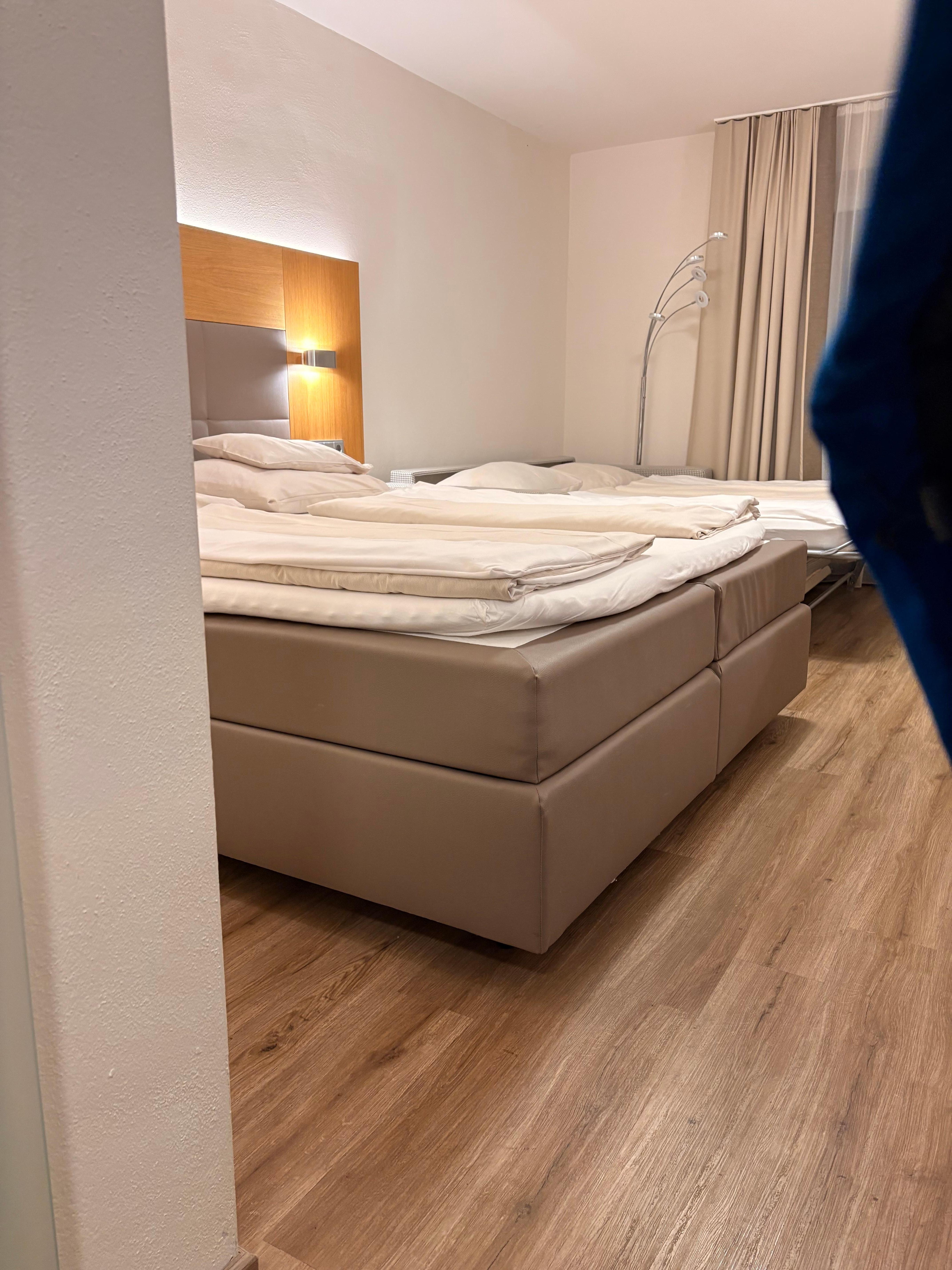 Zimmer mit Doppelbett und Schlafsofa