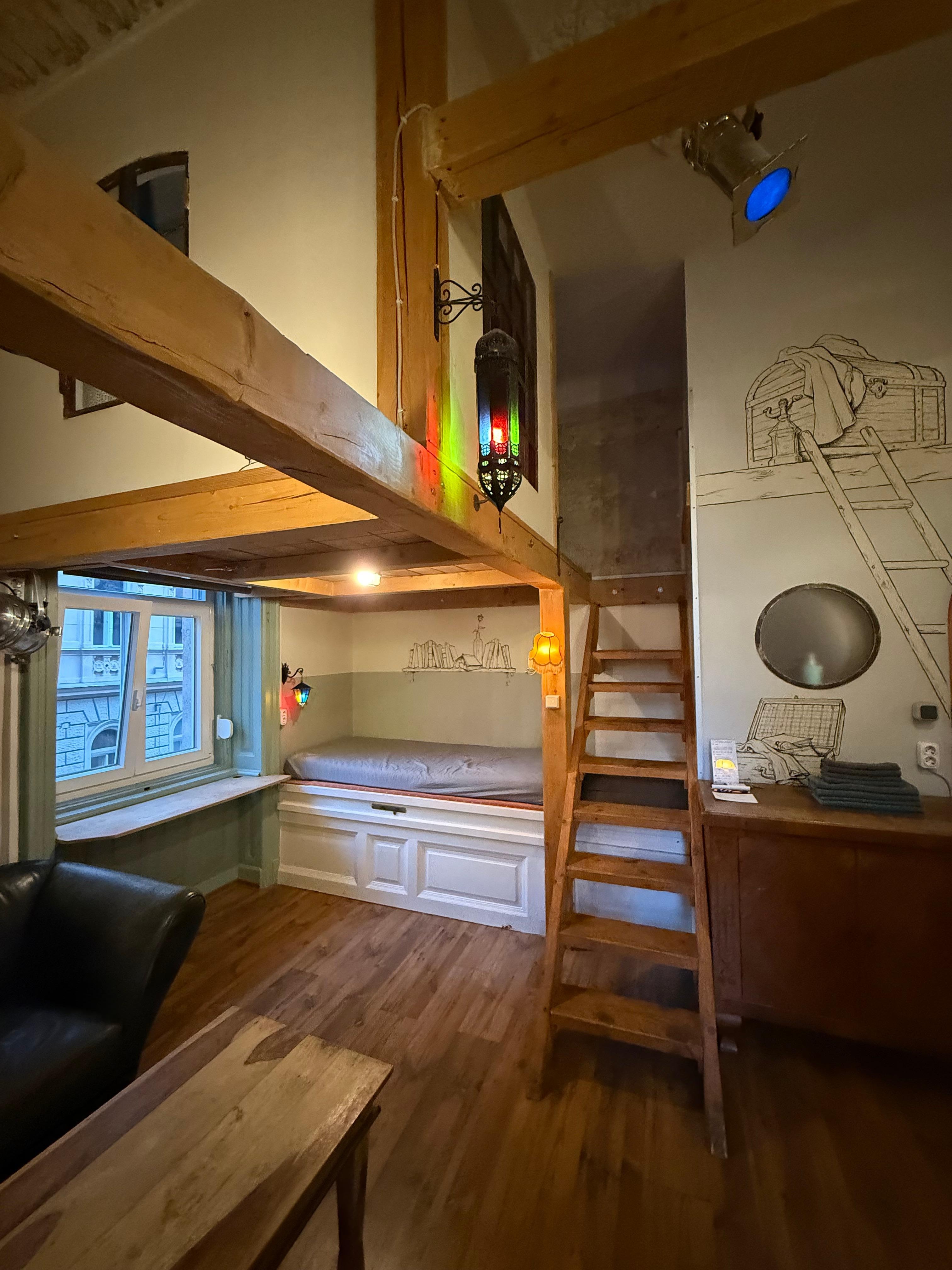 左上が寝室になってます。