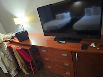 Desk/dinning area