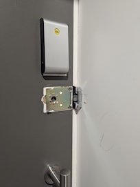 Inside portion of lock missing.