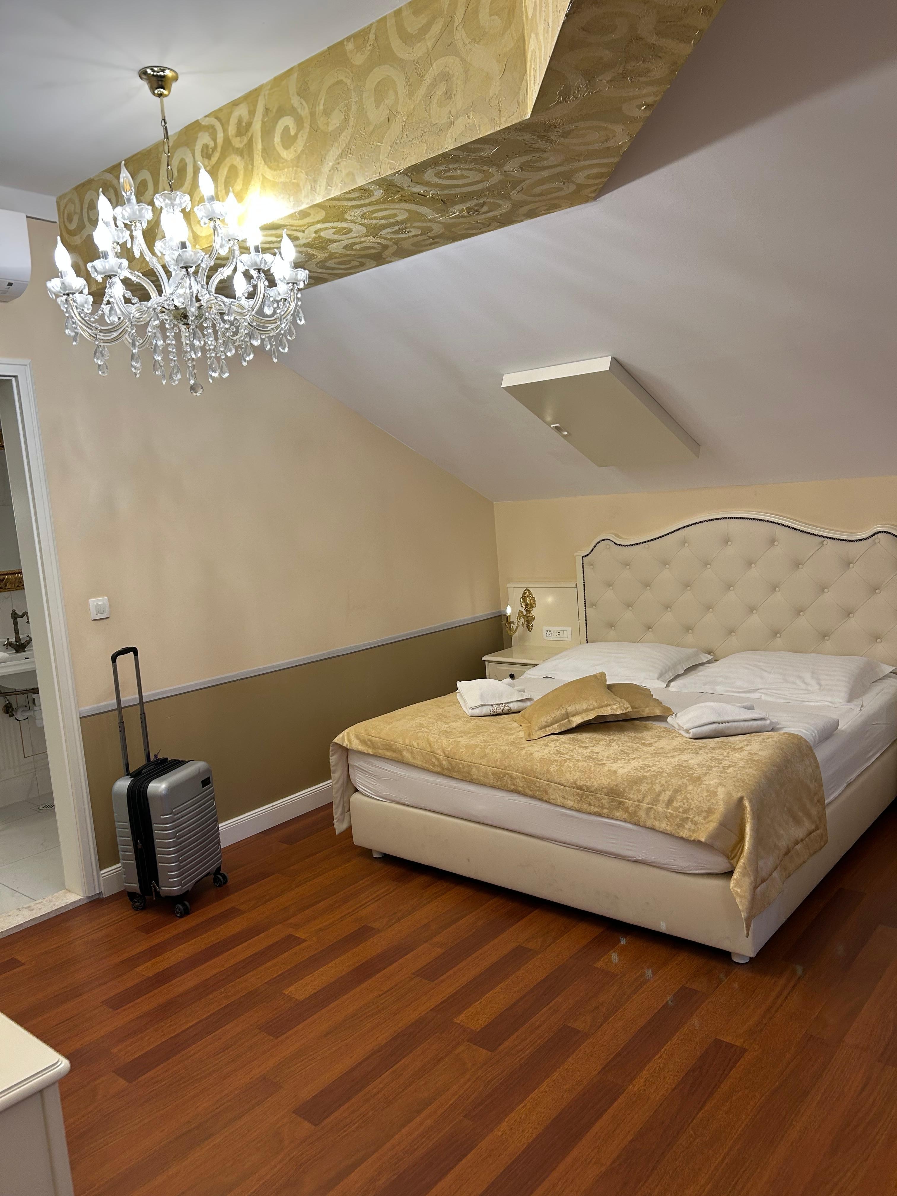 This is only 1/3 of the room. It also has a twin bed, full size sofa, and a cafe table.