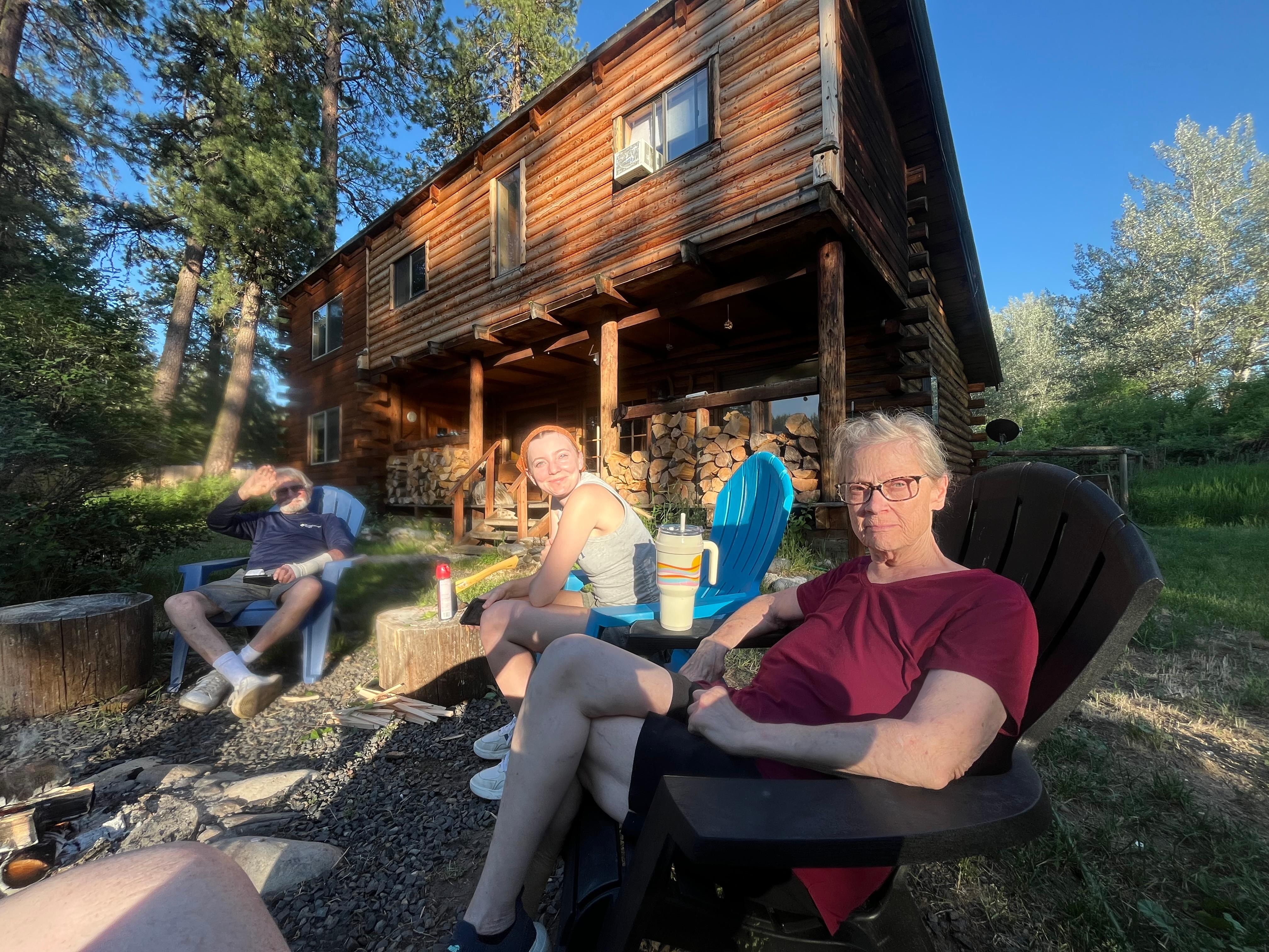 Nice fire pit withy plenty of chairs 