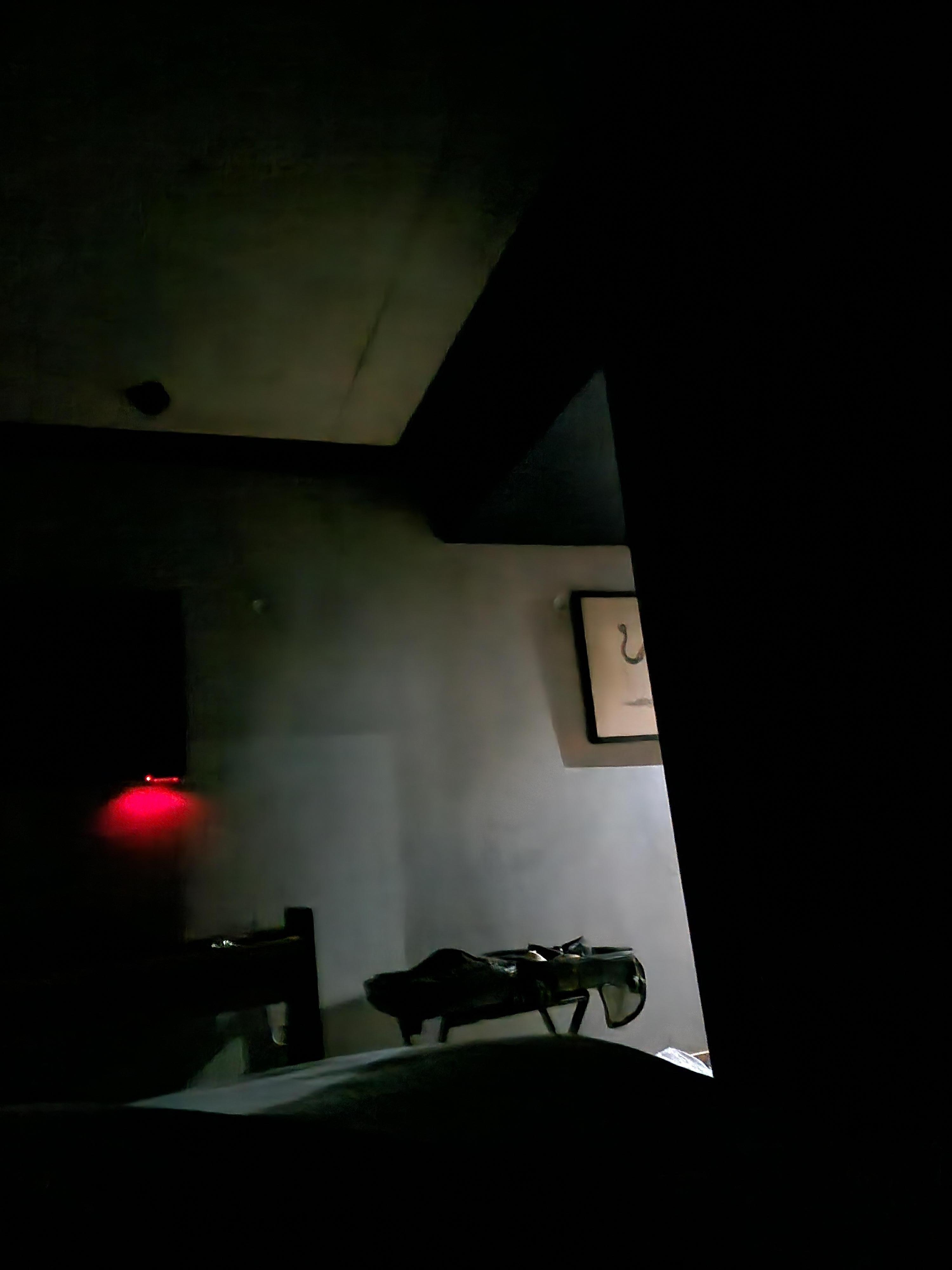 La lumière présente et impossible à couper car indiquant l'issue de secours