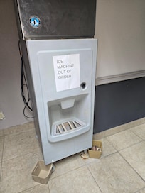 No working ice machine anywhere