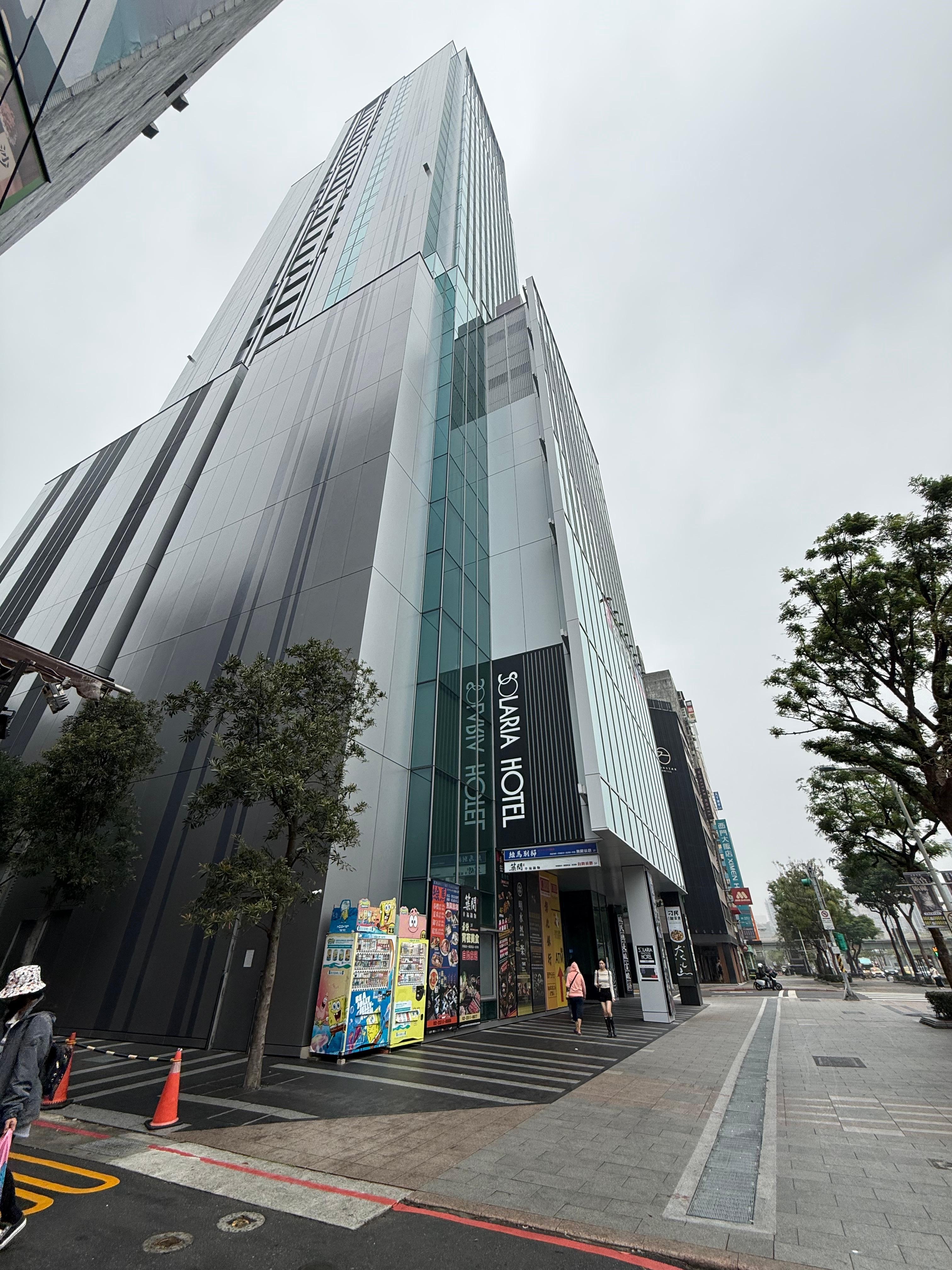 大通り沿いにあります。