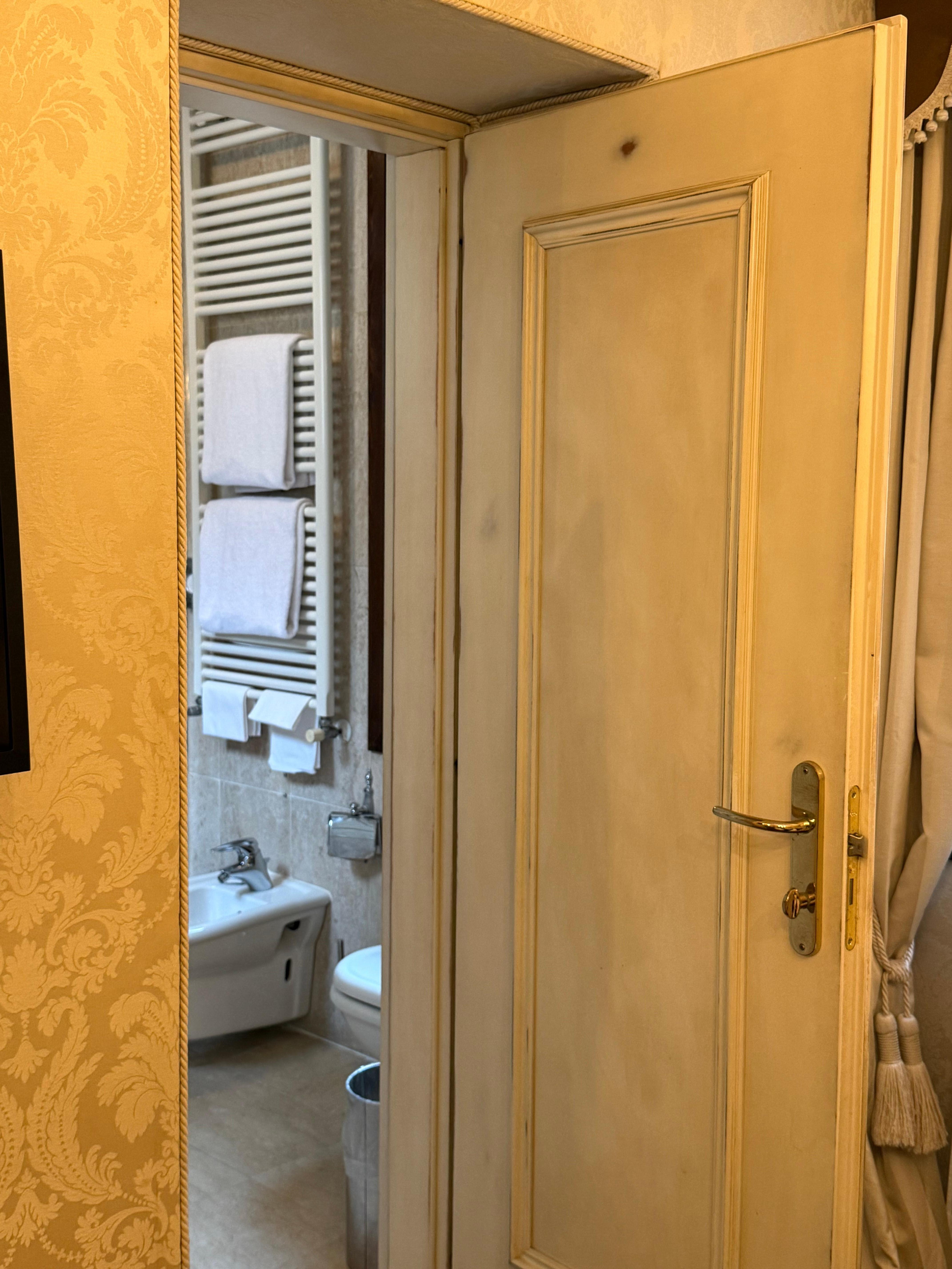 Kapılar özellikle bırakılmış gibi boya kusmuş.