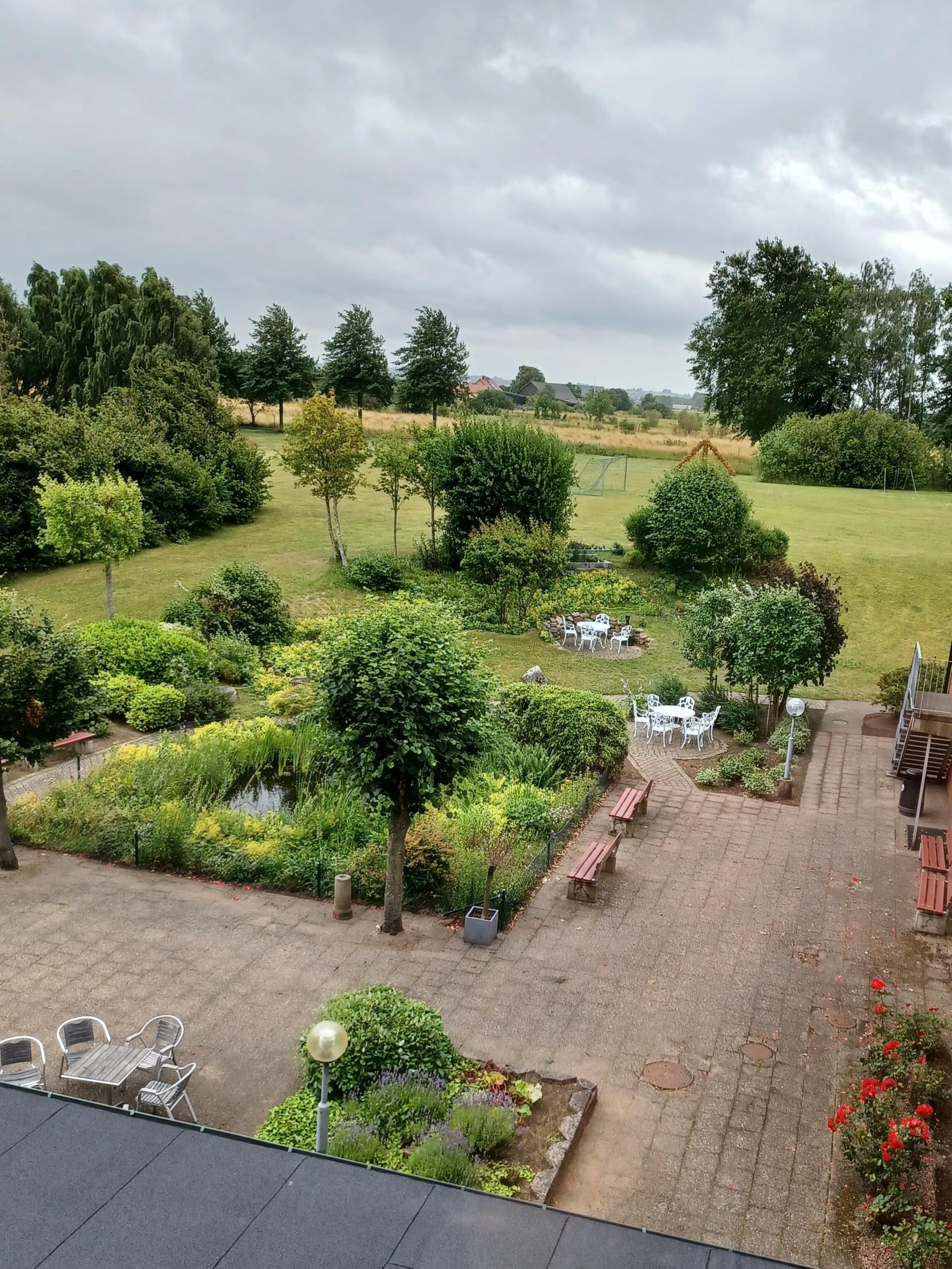 Utsikt från hotellrummet, Sundsgårdens fina trädgård
