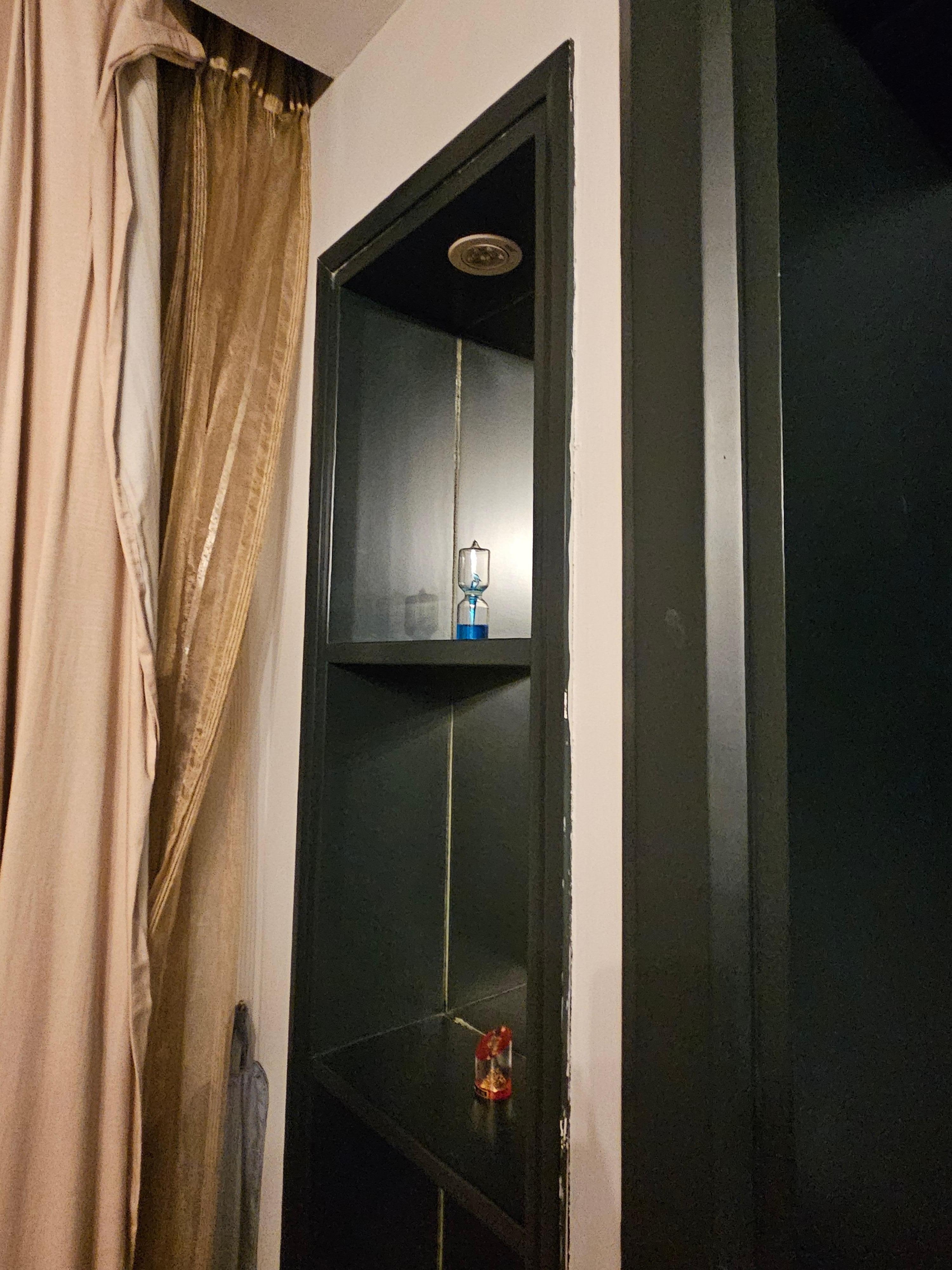 Just poor decor all around