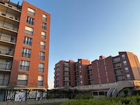 Blick von der Straße auf den Gebäudekomplex