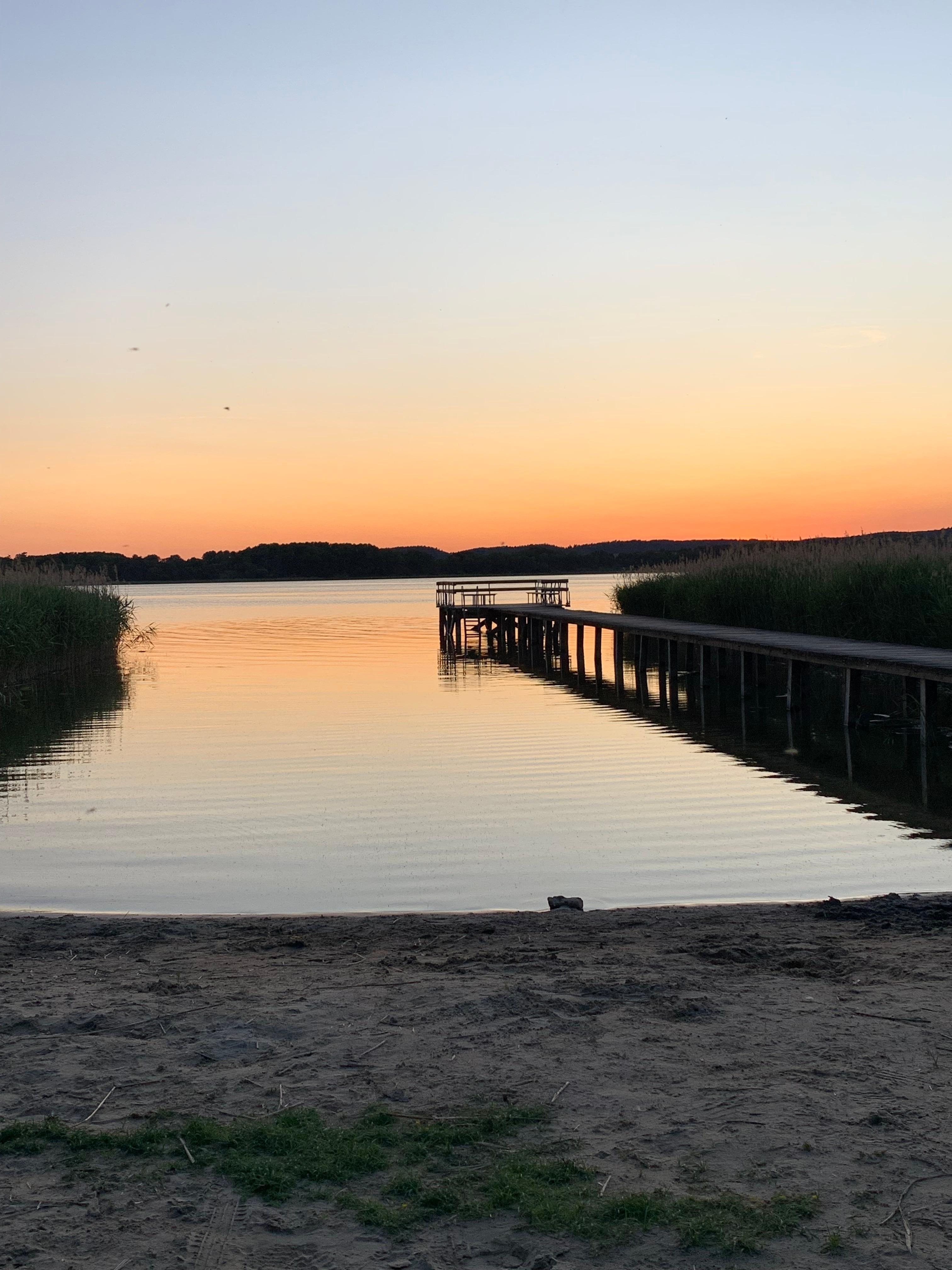 Bootssteg mit Aussichtsplattform am Malchiner See, ca. 5 min. vom Ferienhaus, inklusive Musik aus dem Schilf, lädt zum entspannen und genießen ein. Wunderbar!