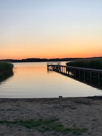 Bootssteg mit Aussichtsplattform am Malchiner See, ca. 5 min. vom Ferienhaus, inklusive Musik aus dem Schilf, lädt zum entspannen und genießen ein. Wunderbar!