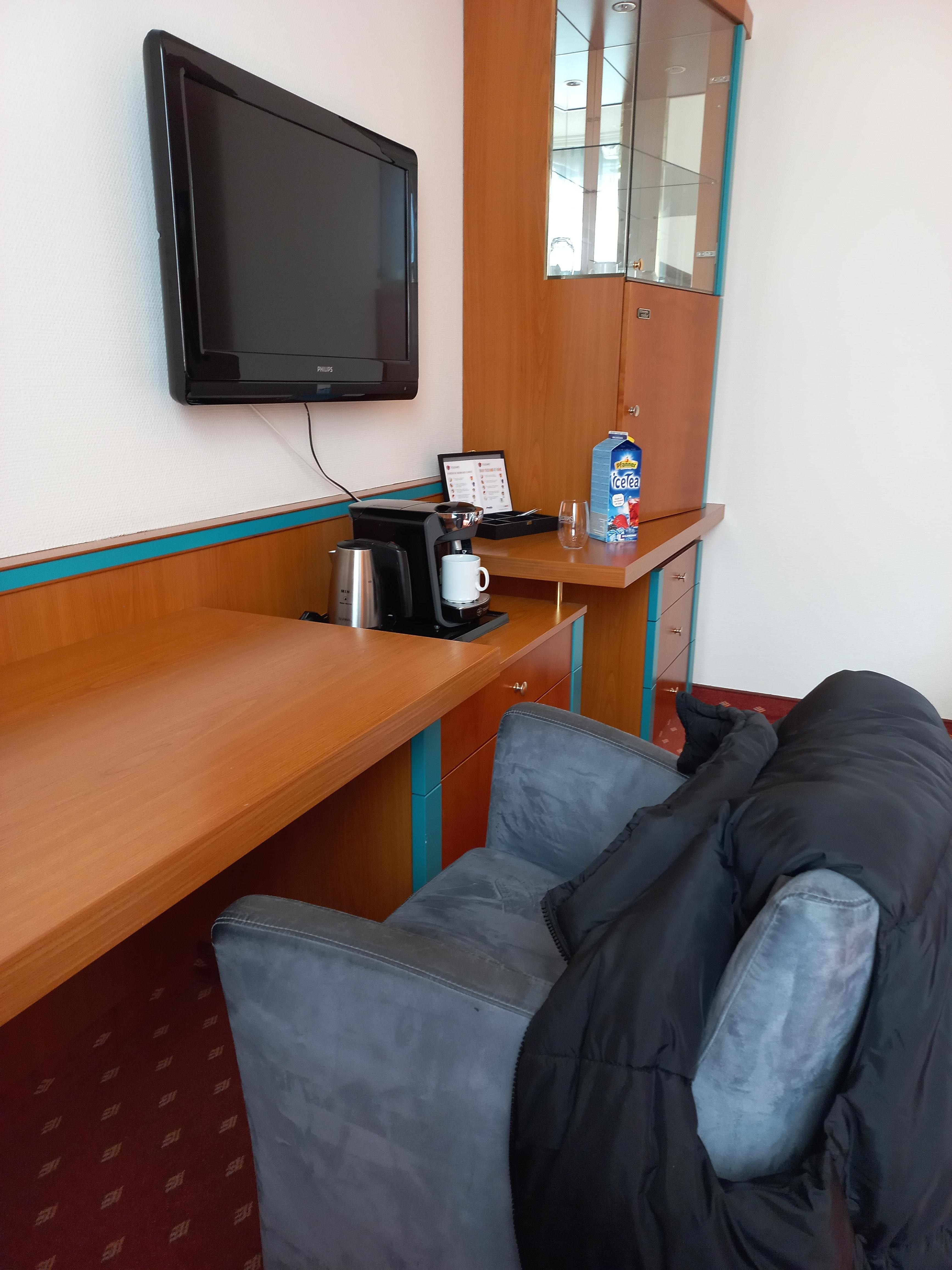 Kaffeemaschine und minibar.leider nur eine Fl.wasser.
