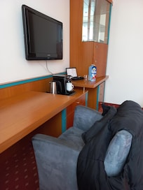 Kaffeemaschine und minibar.leider nur eine Fl.wasser.