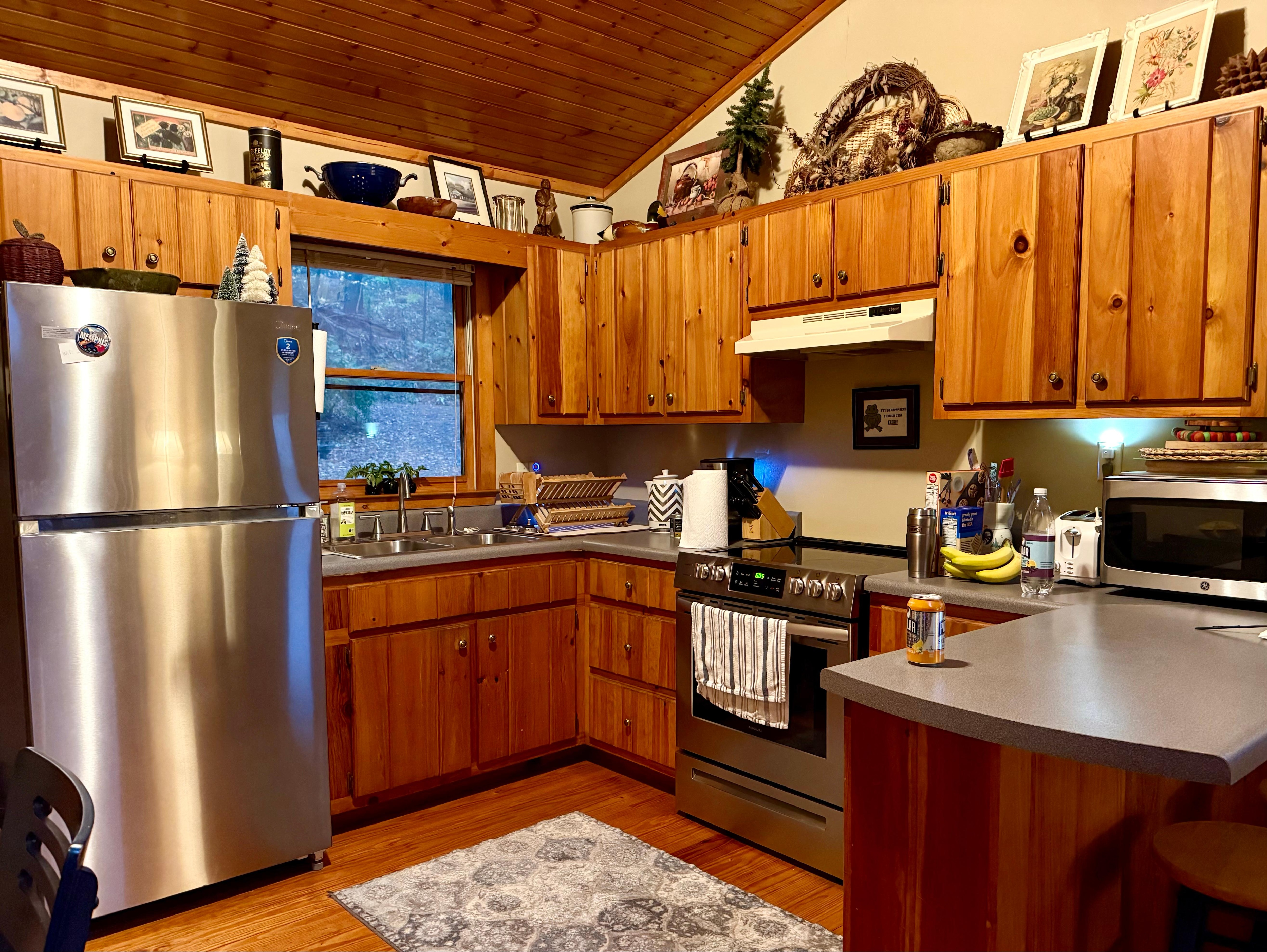 Charming kitchen with lots of amenities
