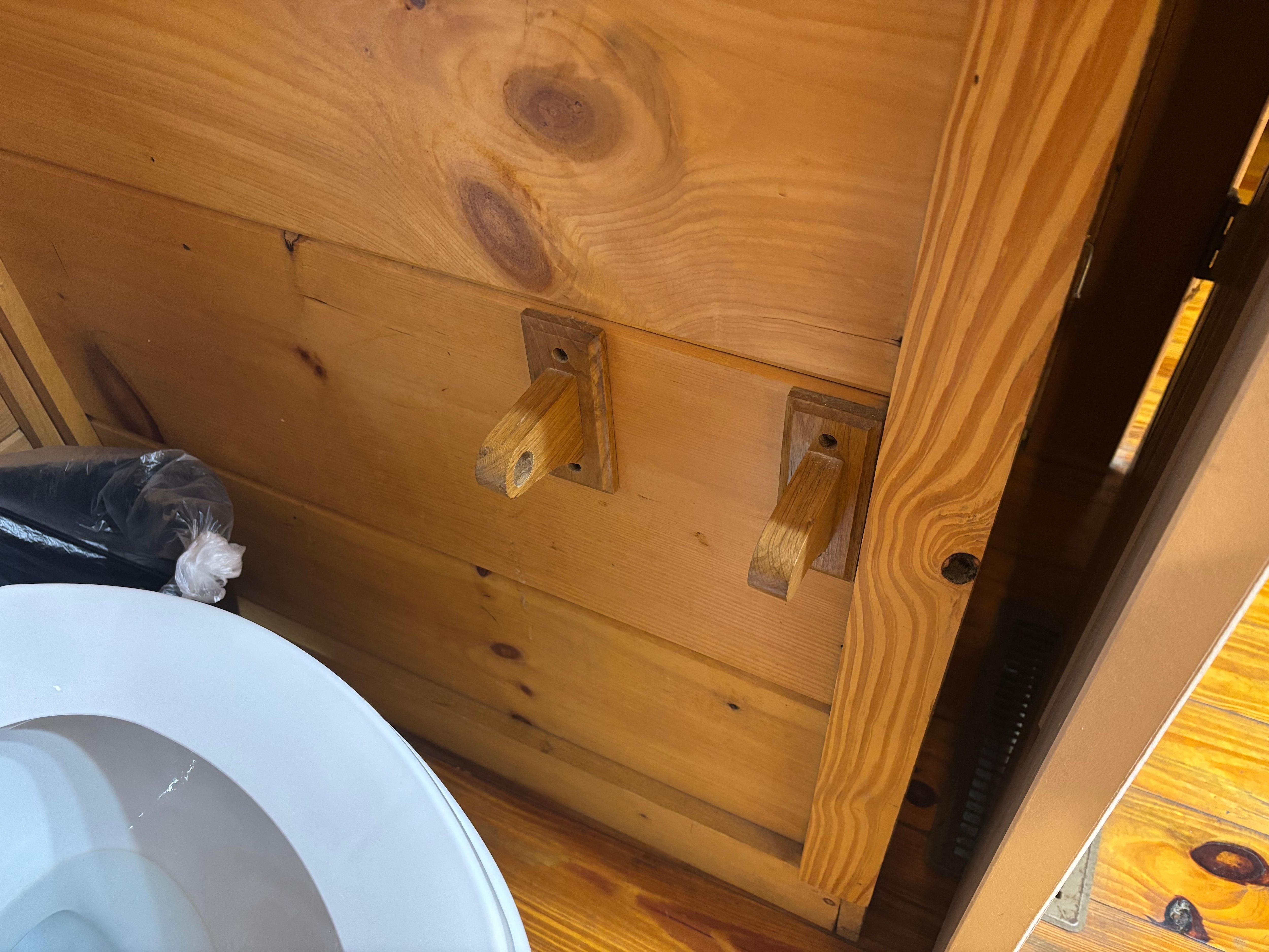 Toilet paper holder with no bar